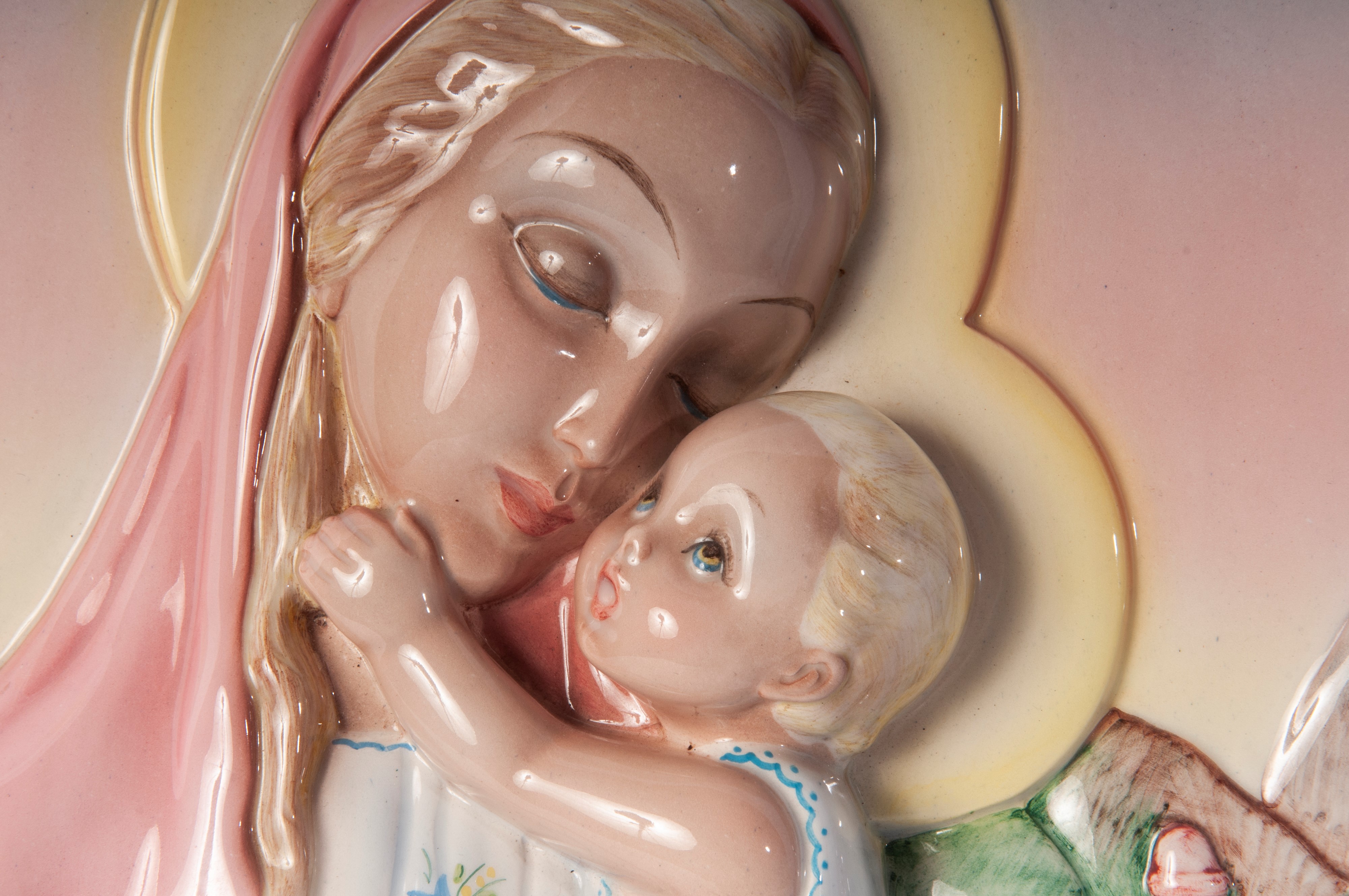 Madonna col Bambino, piastra a rilievo