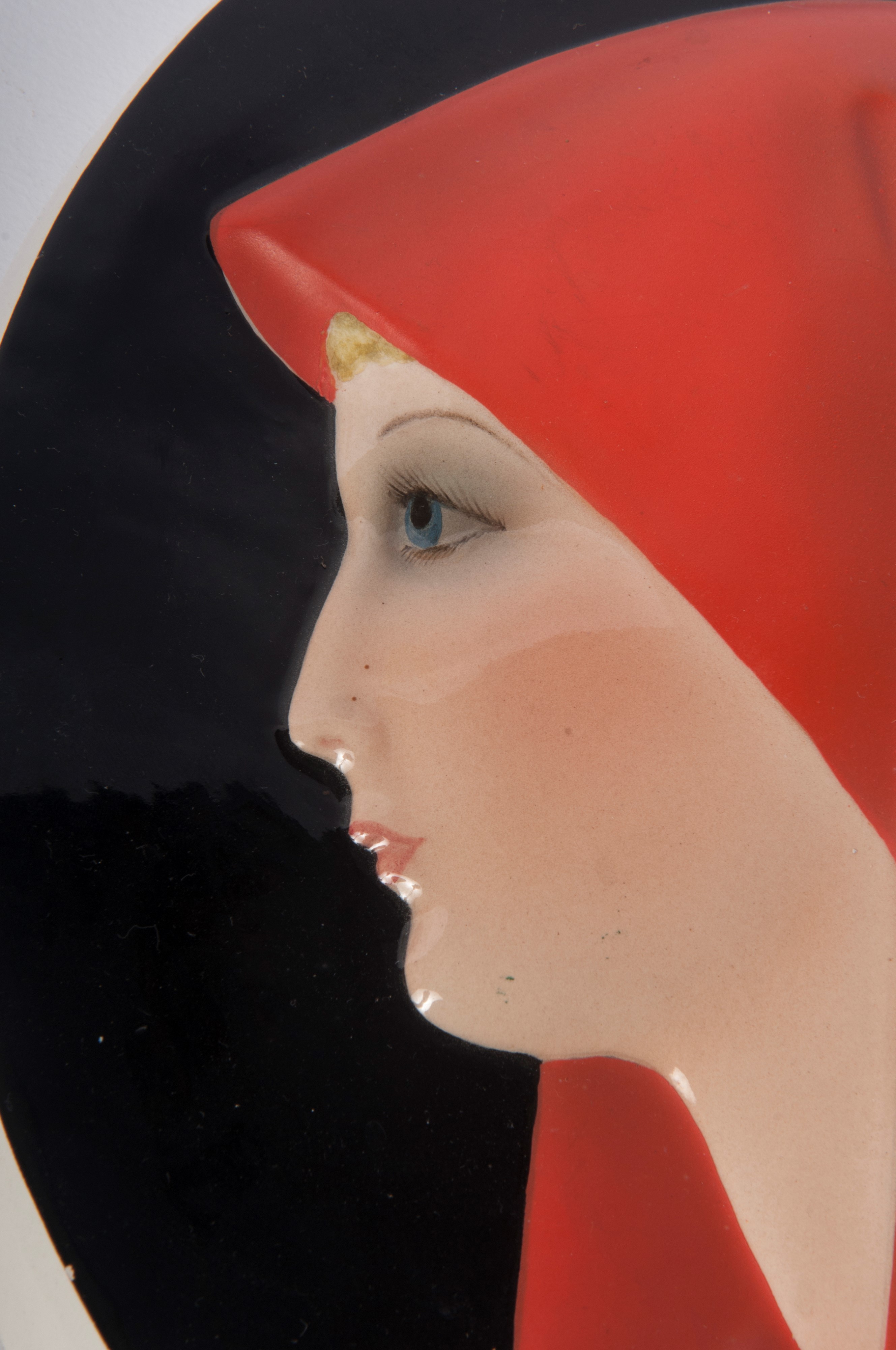 "Virgo Potens" , medaglione a rilievo