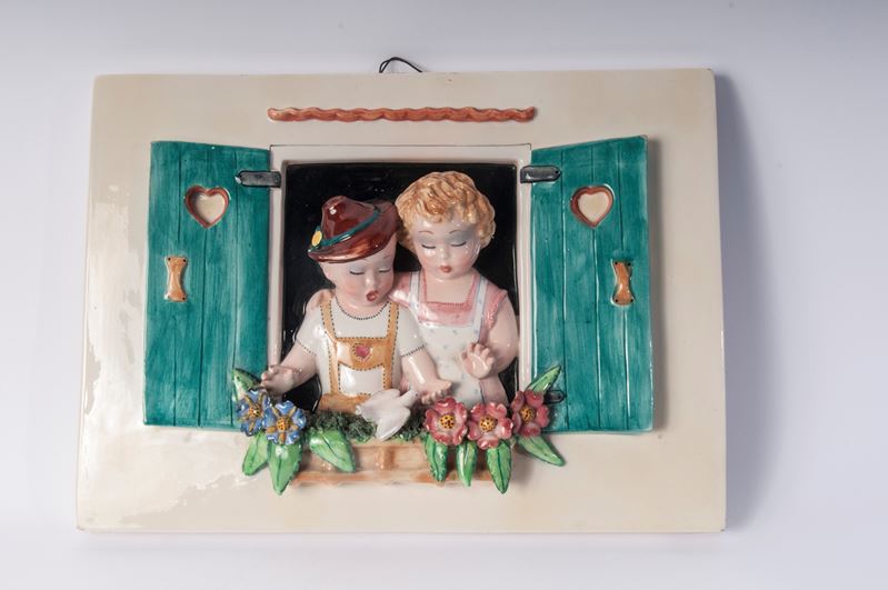 Bambini alla finestra, placca in rilievo