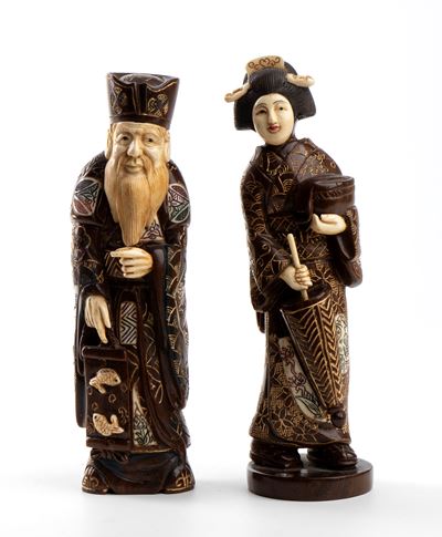 Okimono giapponesi in osso, Coppia di figure di anziano e donna, periodo Meiji