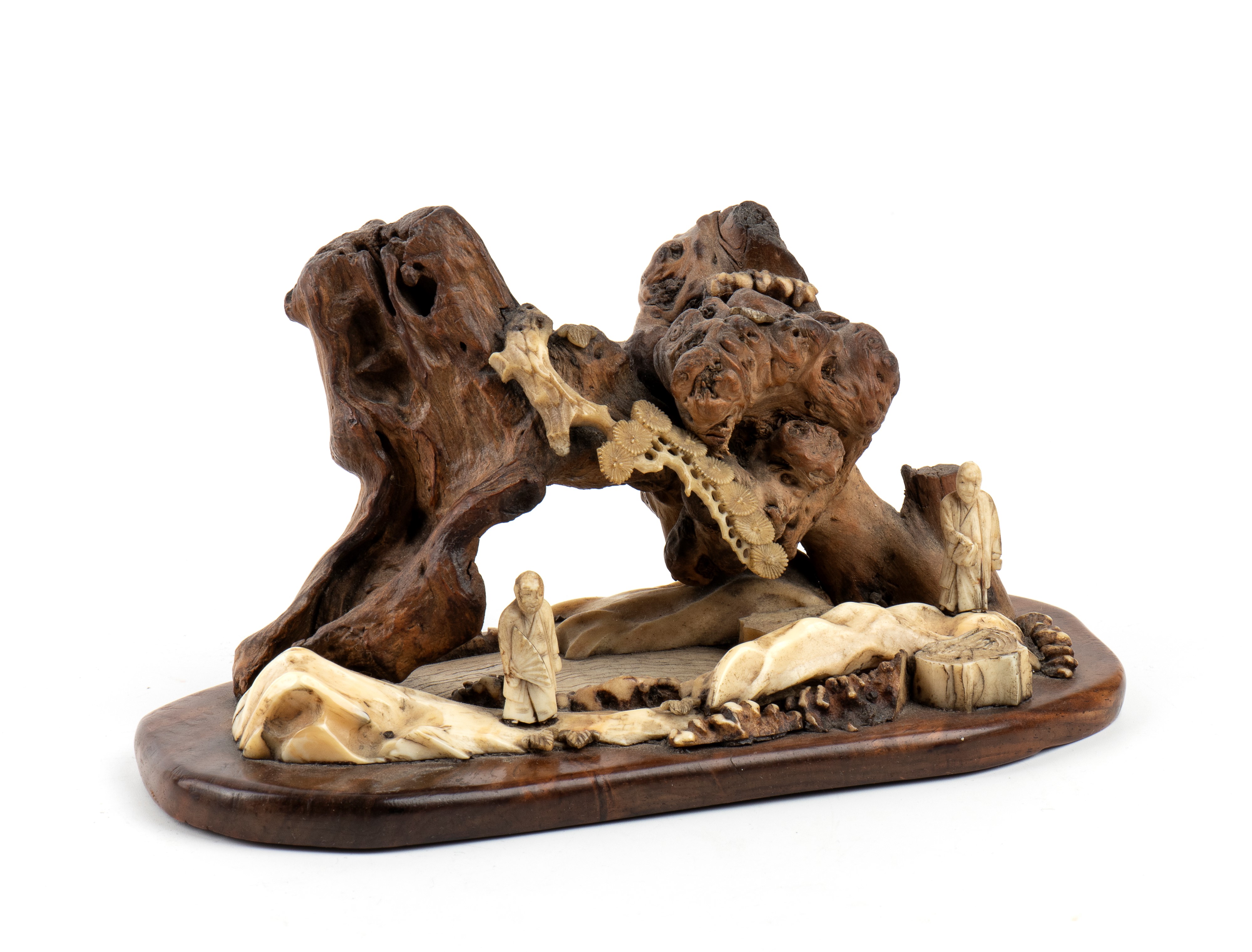 Coppia di paesaggi cinesi, scultura in osso su basi lignee, inizio XX secolo