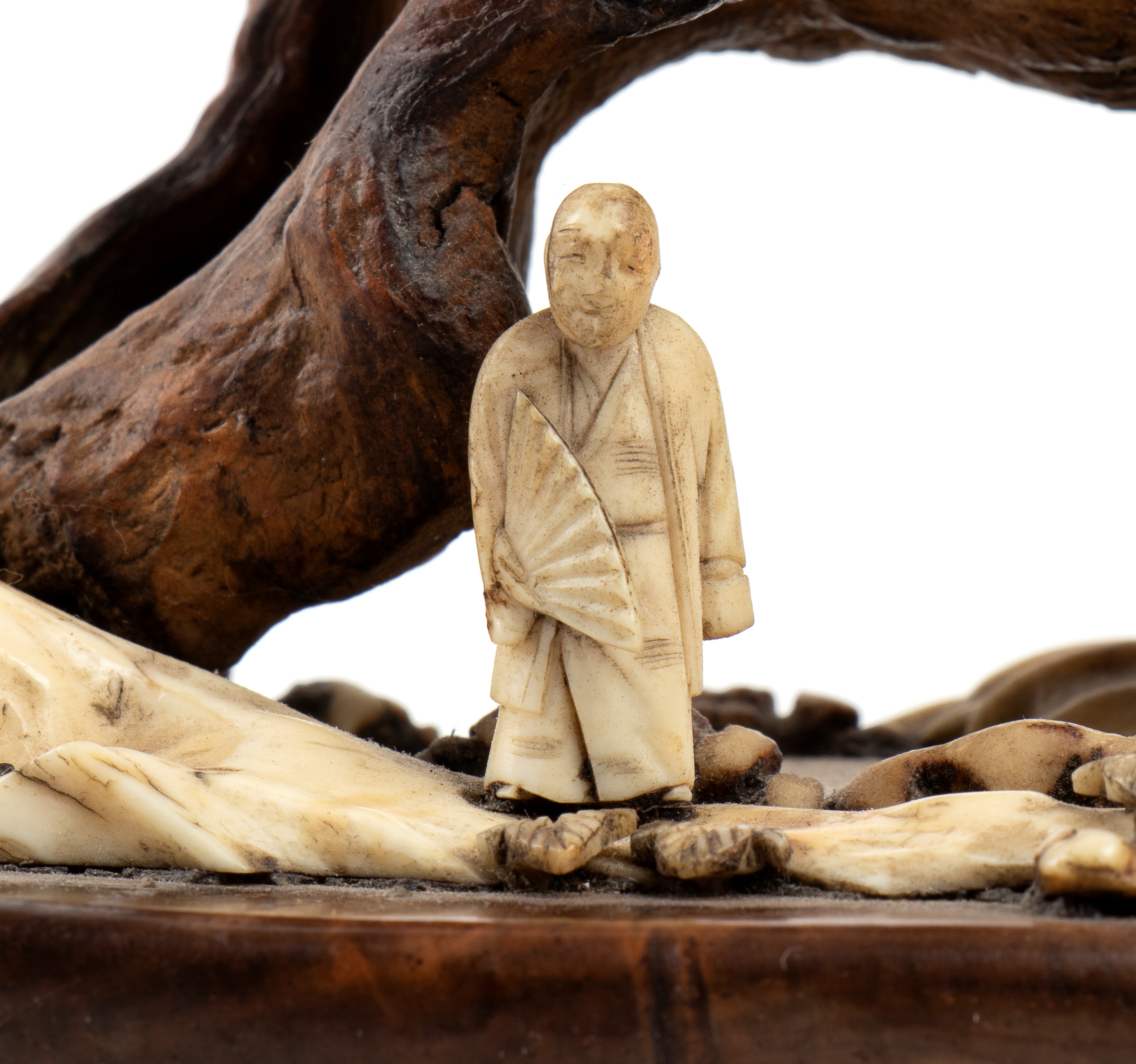Coppia di paesaggi cinesi, scultura in osso su basi lignee, inizio XX secolo