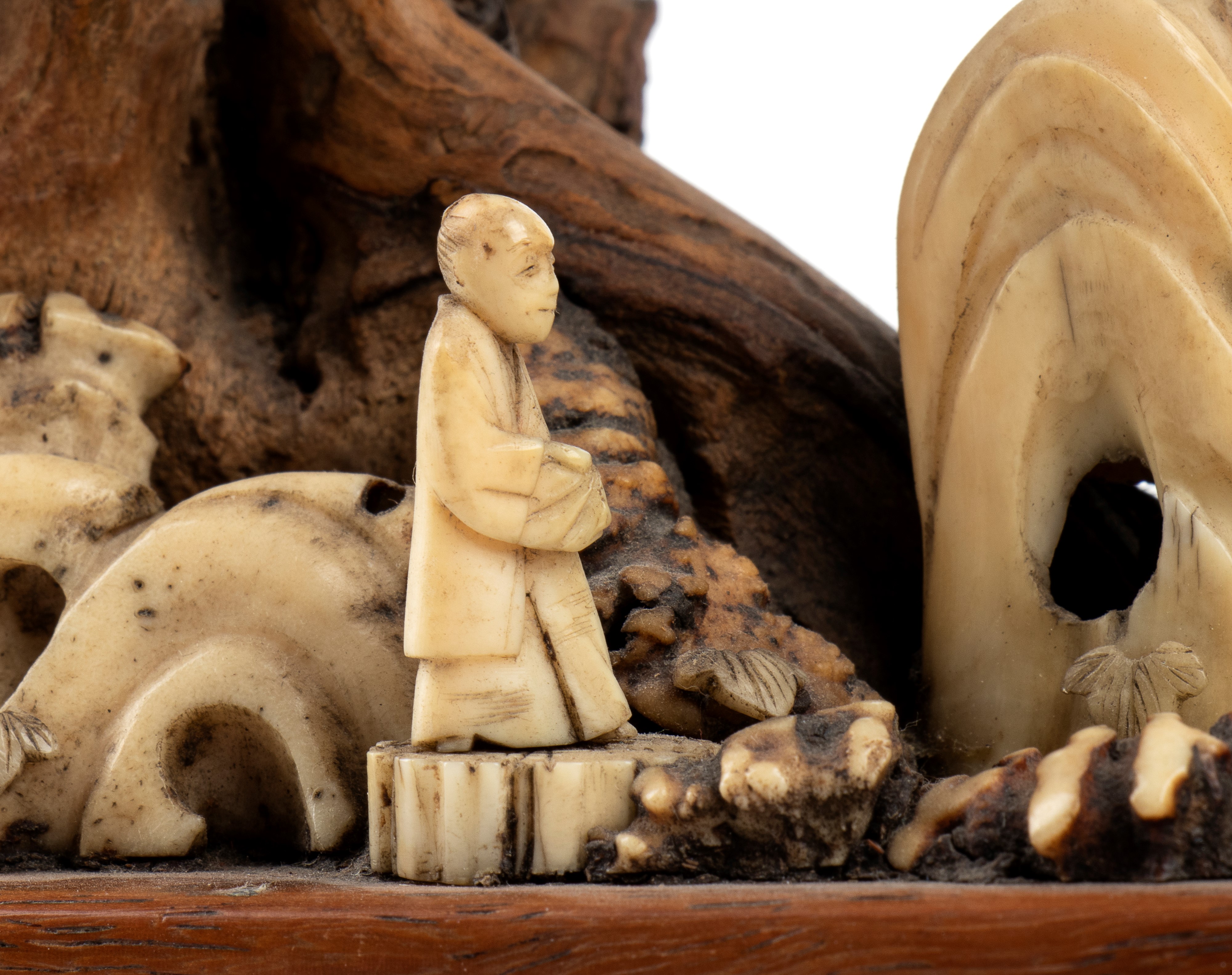 Coppia di paesaggi cinesi, scultura in osso su basi lignee, inizio XX secolo