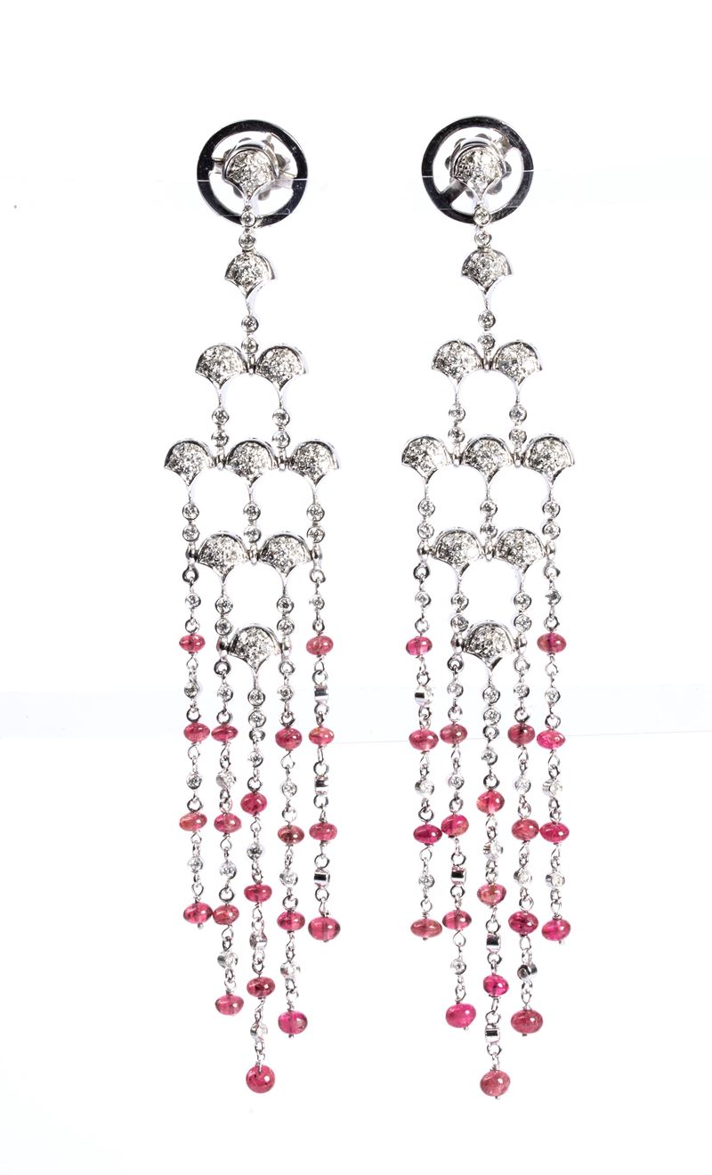 Paio di orecchini in oro con diamanti e spinelli