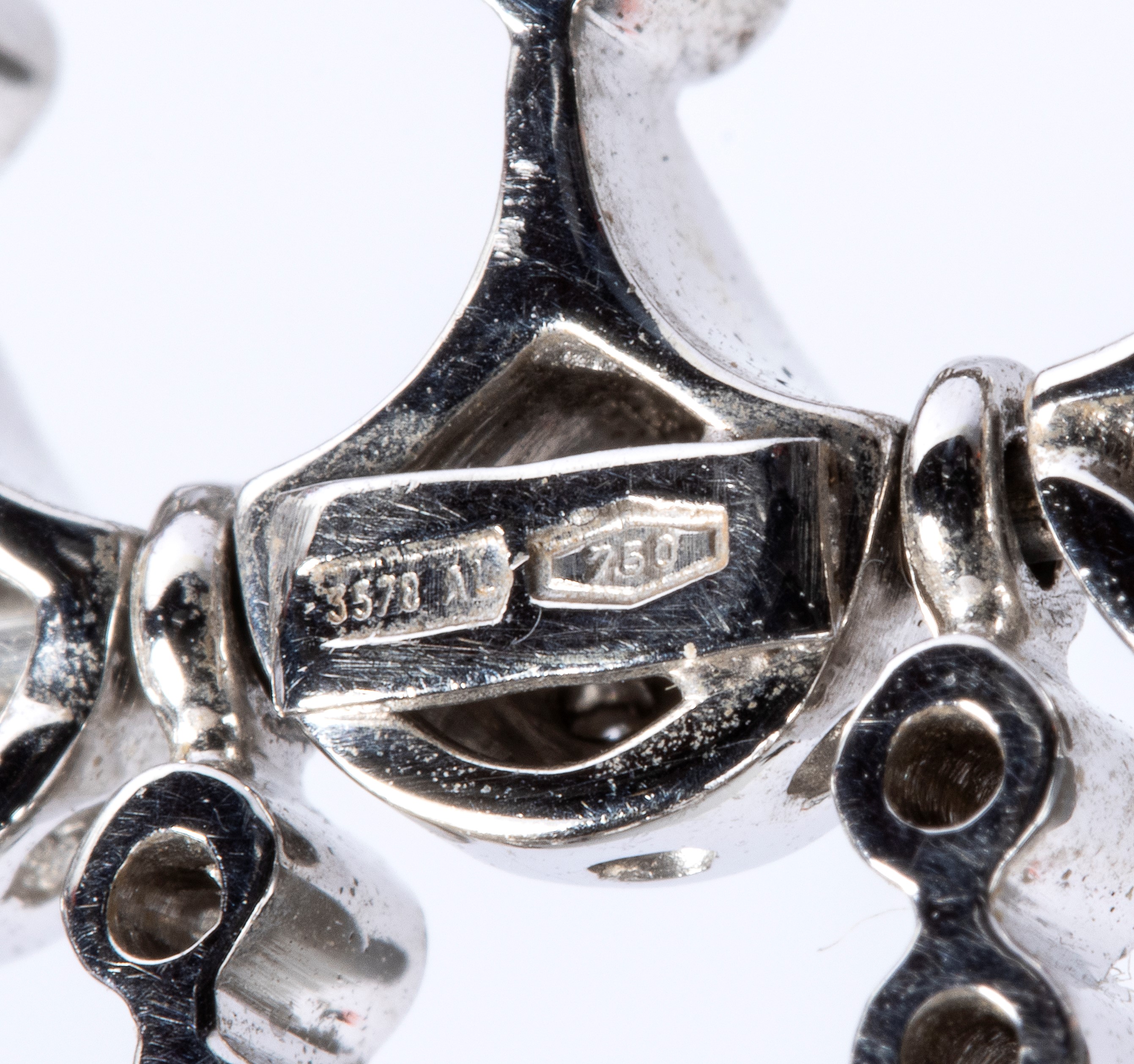 Paio di orecchini in oro con diamanti e spinelli