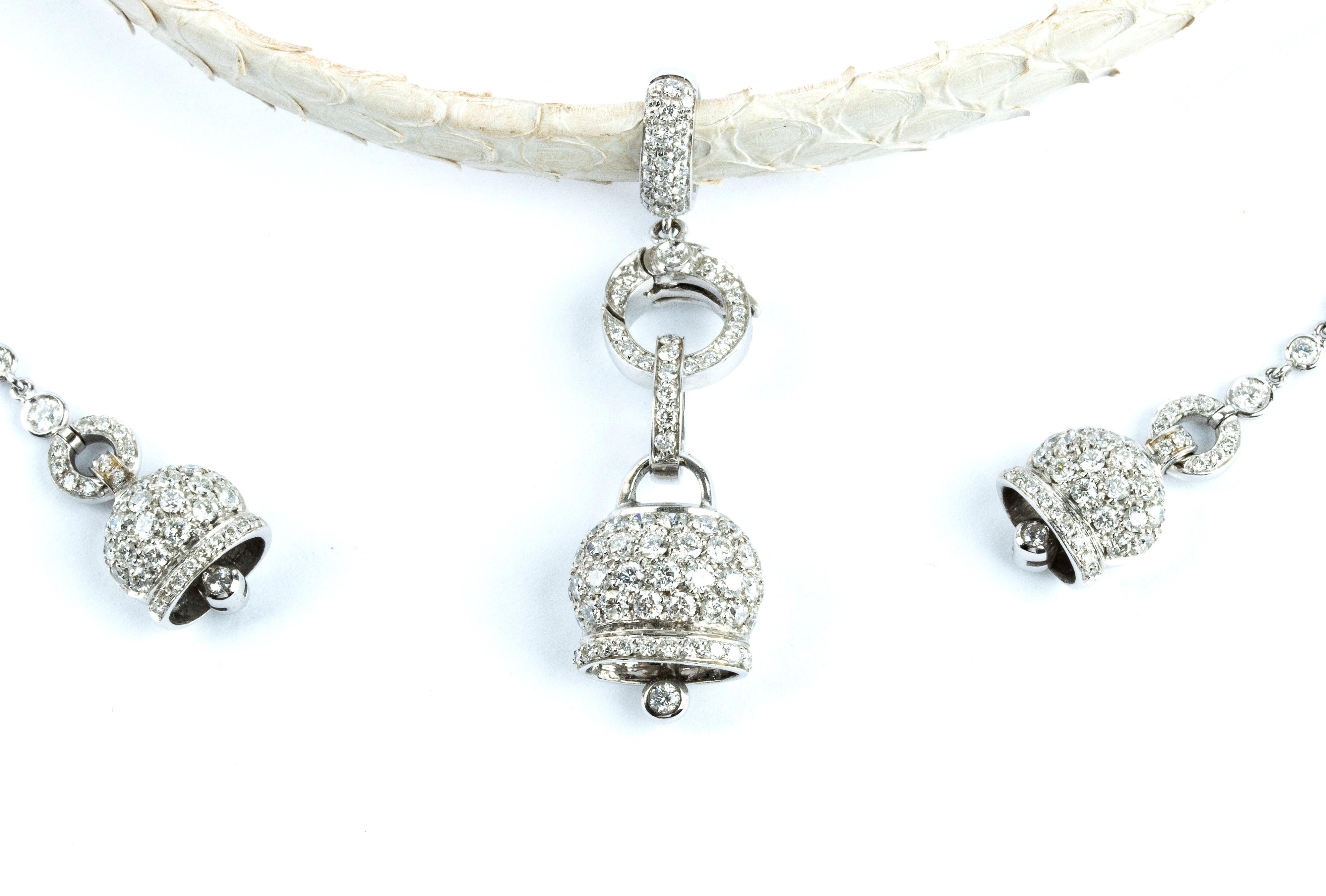 Demi parure composta da un girocollo ed un paio di orecchini in diamanti