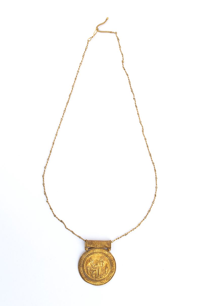 Girocollo in oro giallo con pendente a medaglione cesellato in stile archeologico