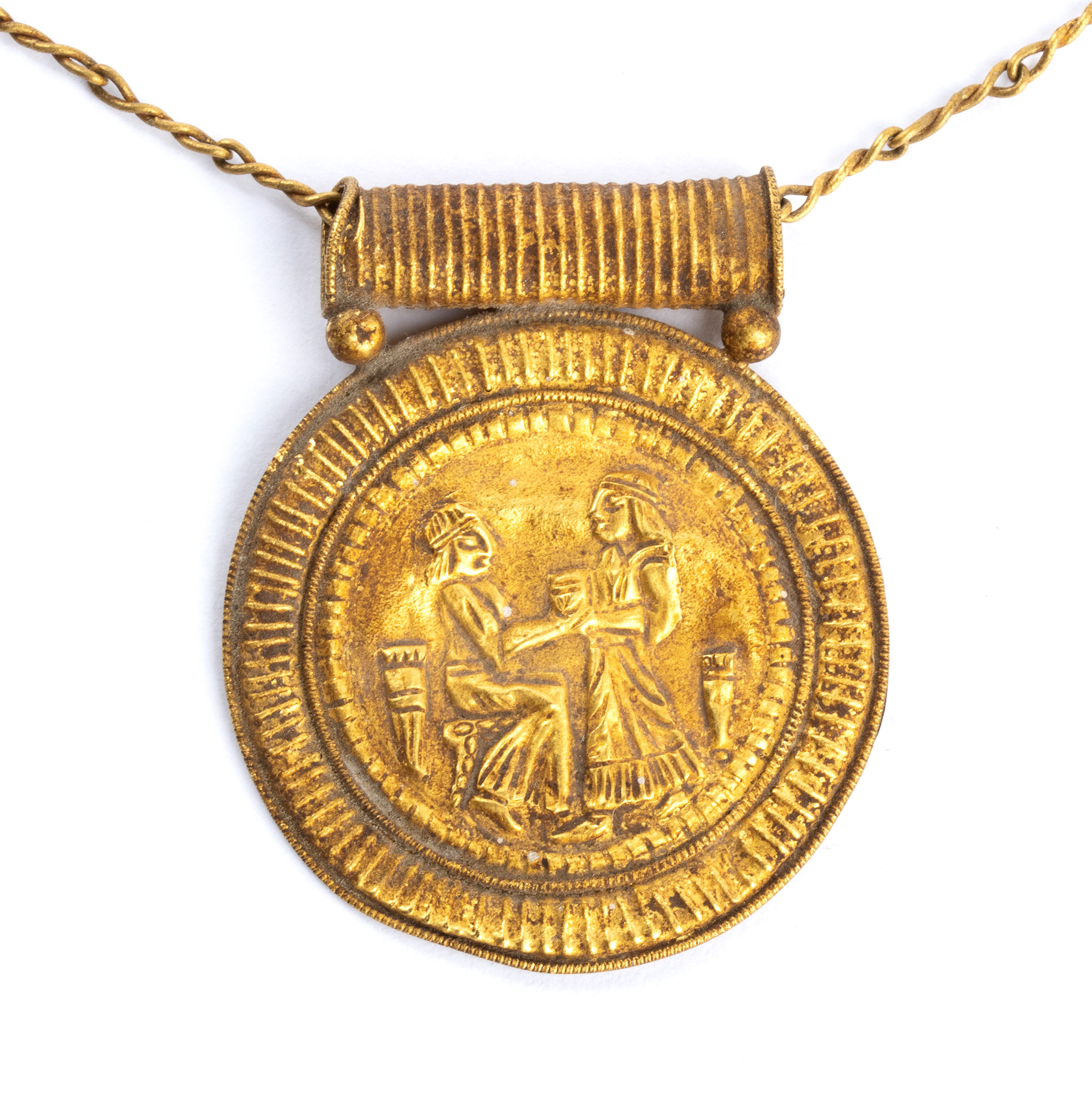 Girocollo in oro giallo con pendente a medaglione cesellato in stile archeologico