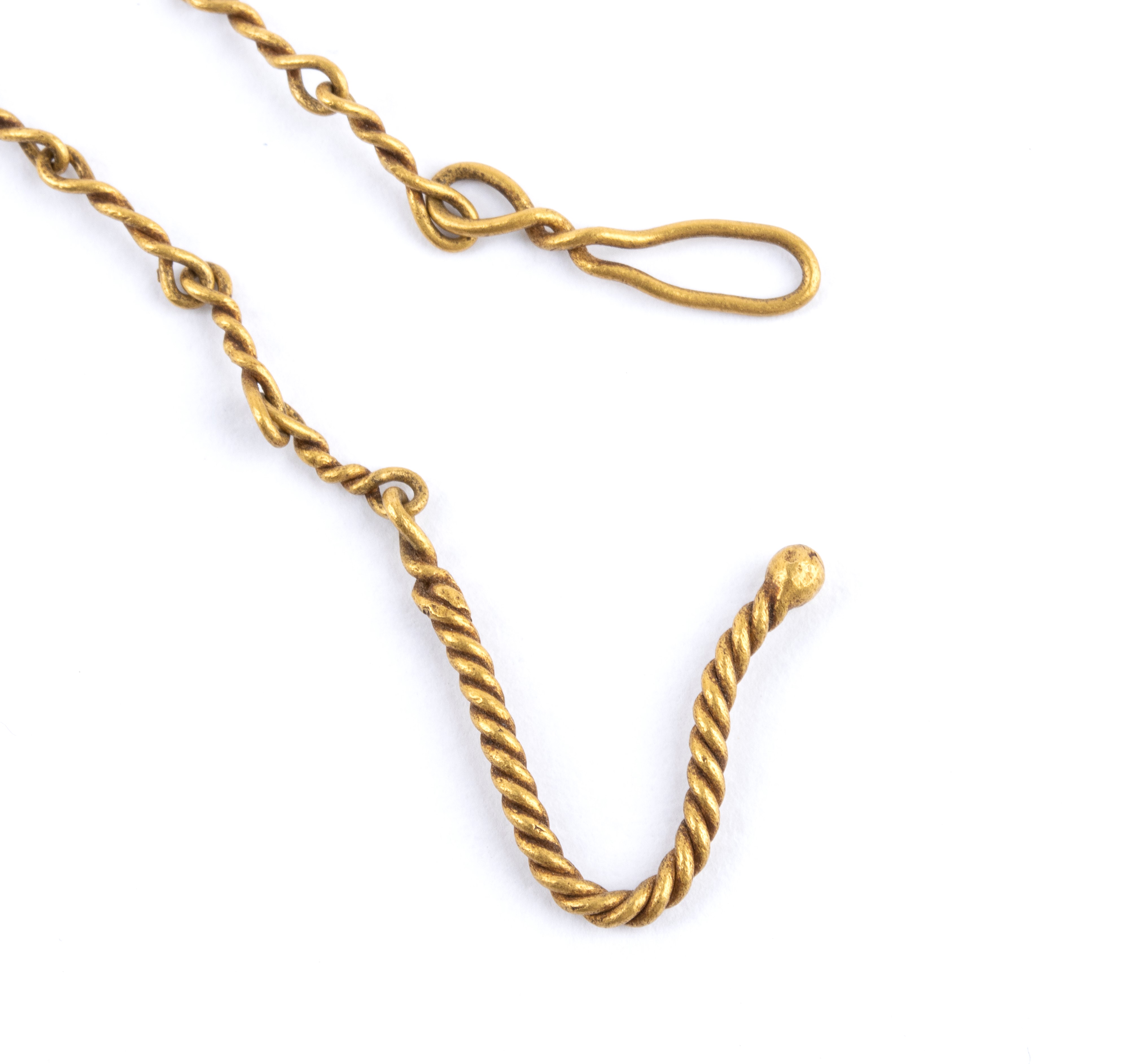 Girocollo in oro giallo con pendente a medaglione cesellato in stile archeologico
