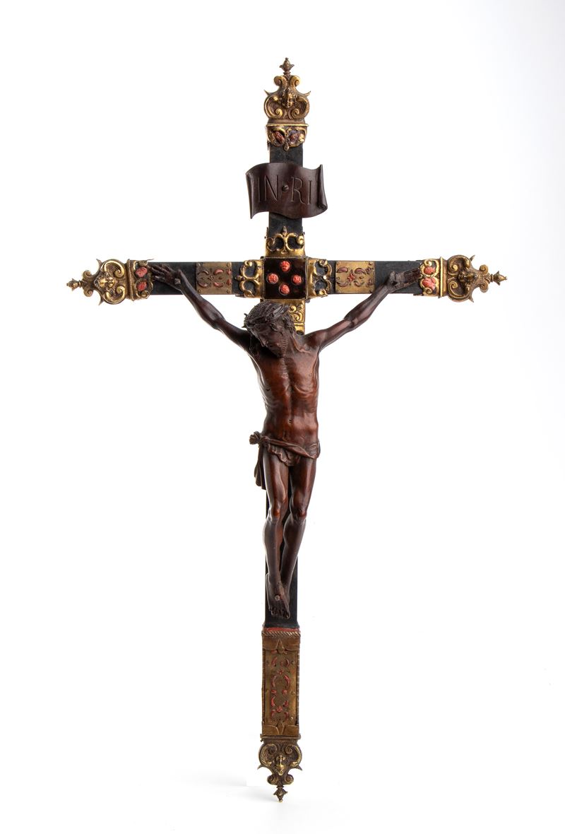 Sicilia, XVII-XVIII secolo, Crocifisso in legno di bosso con inserti in metallo dorato e corallo