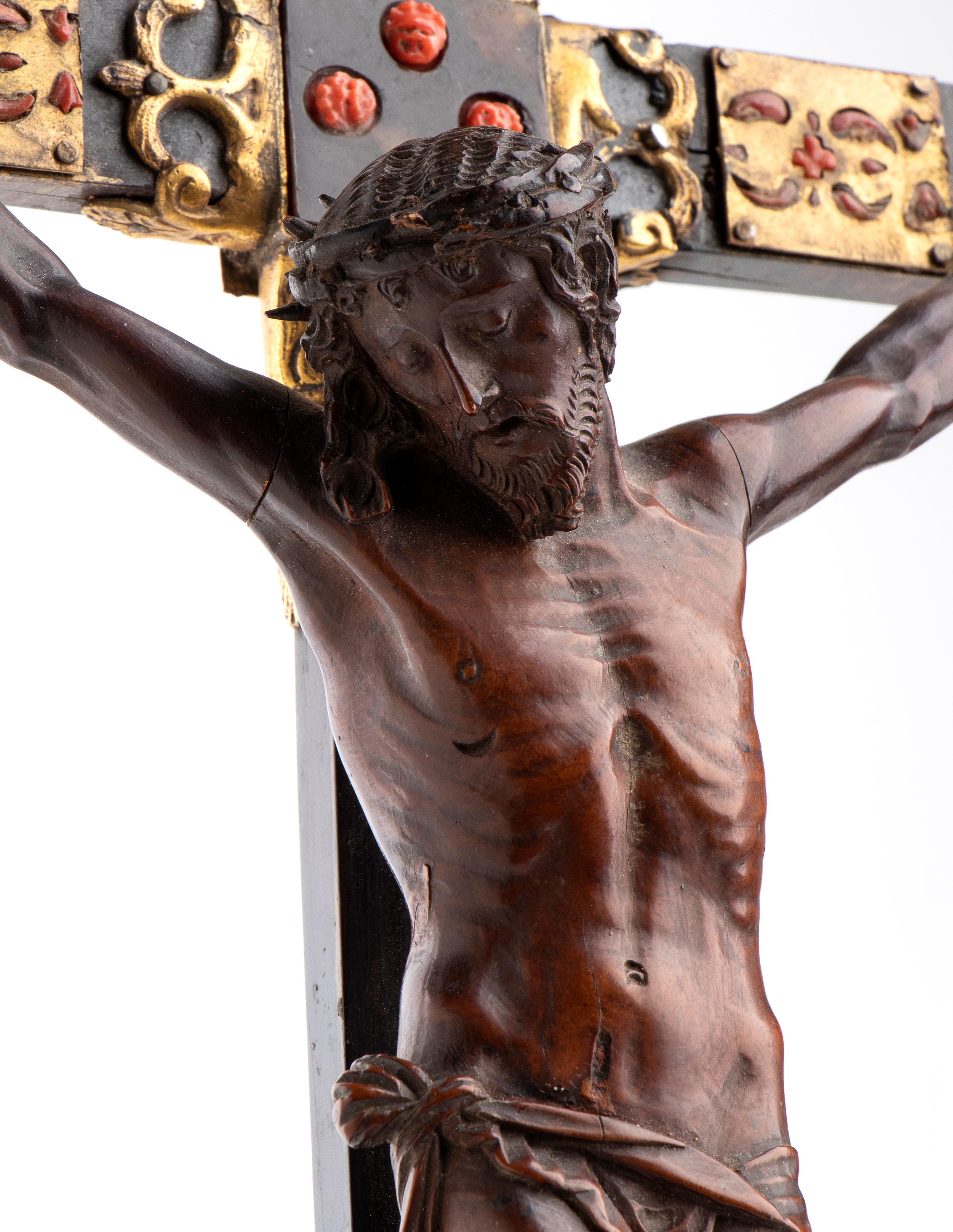 Sicilia, XVII-XVIII secolo, Crocifisso in legno di bosso con inserti in metallo dorato e corallo