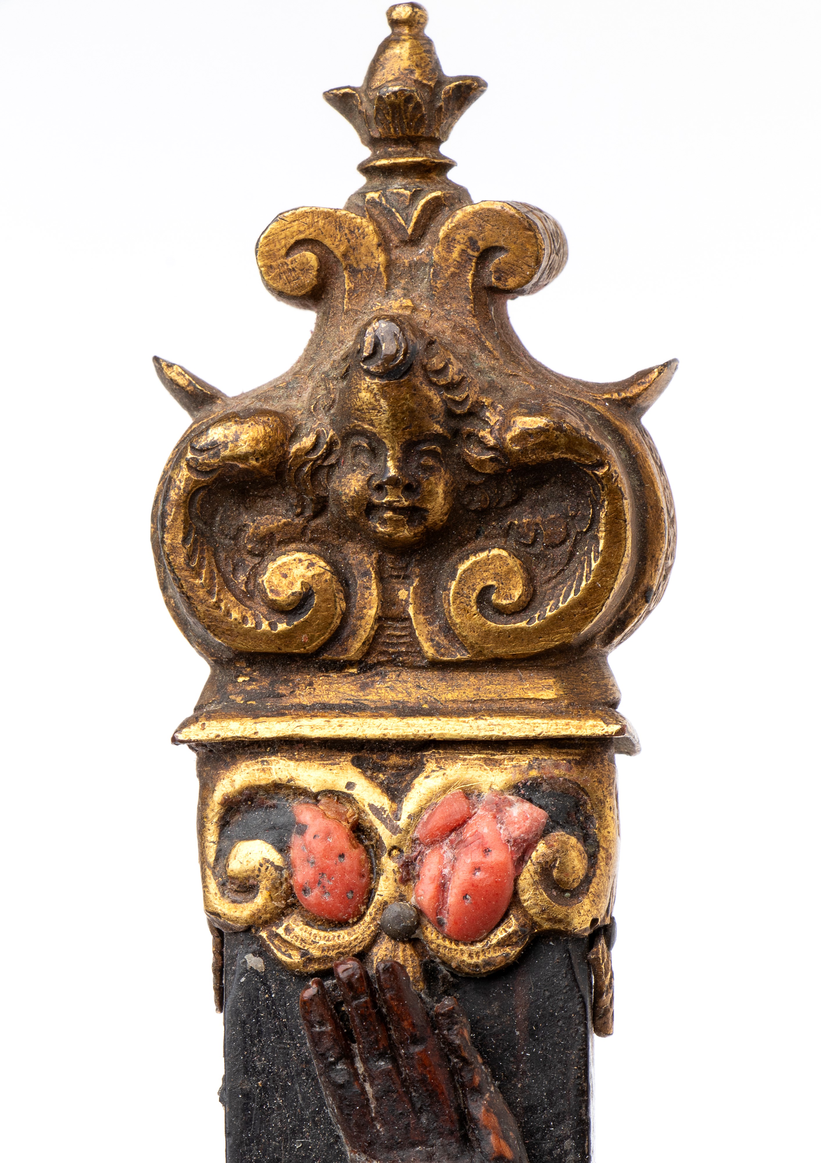 Sicilia, XVII-XVIII secolo, Crocifisso in legno di bosso con inserti in metallo dorato e corallo