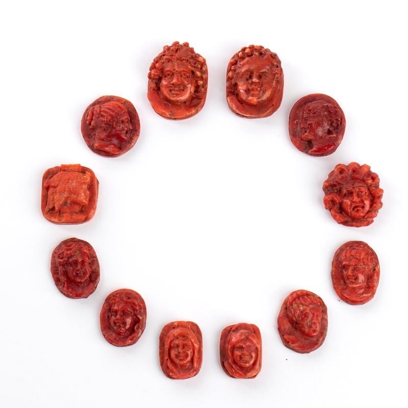 Italia meridionale (XVIII–XIX secolo), Lotto di 12 cammei in corallo rosso del Mediterraneo (Cora...