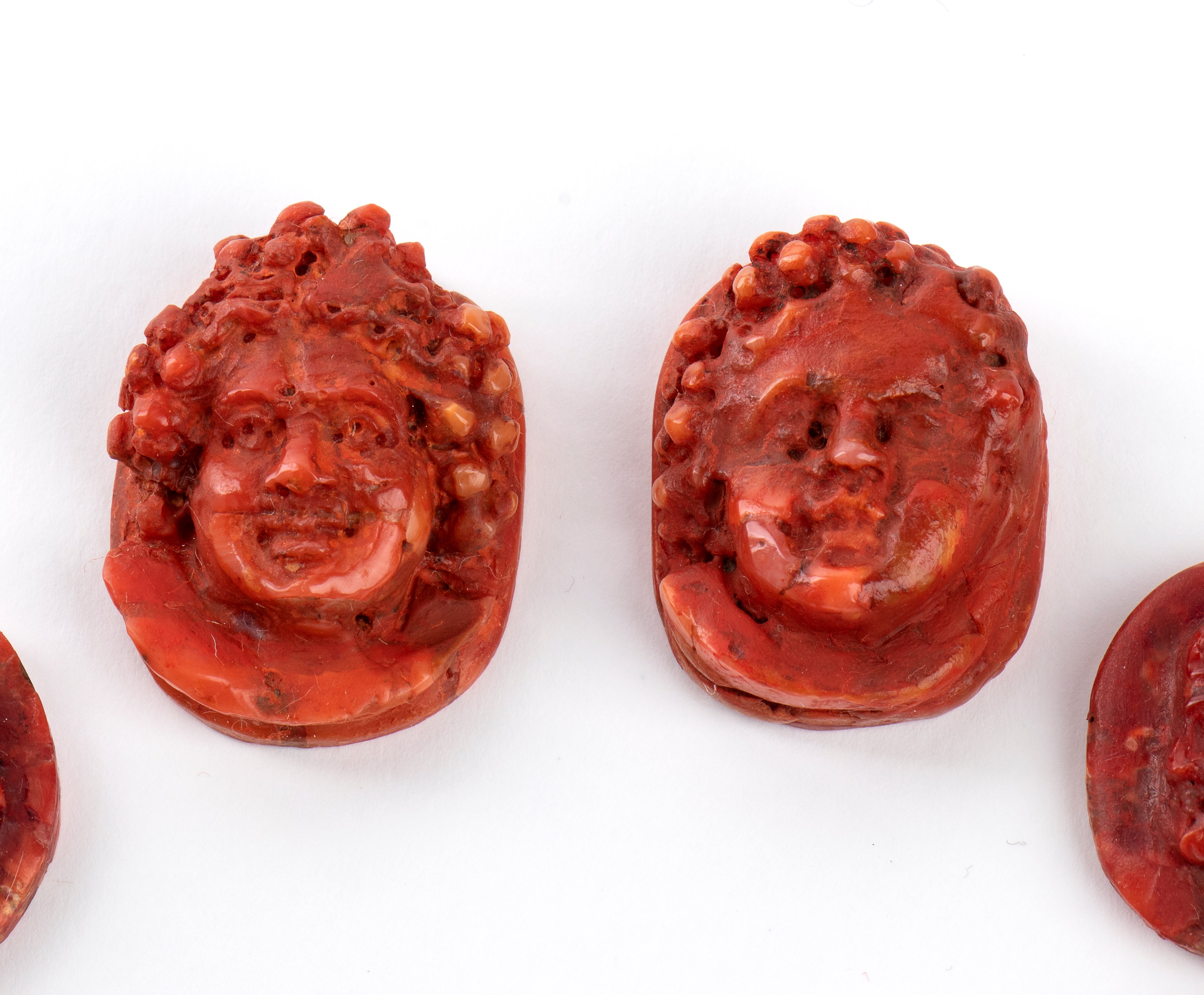 Lotto di 12 cammei in corallo