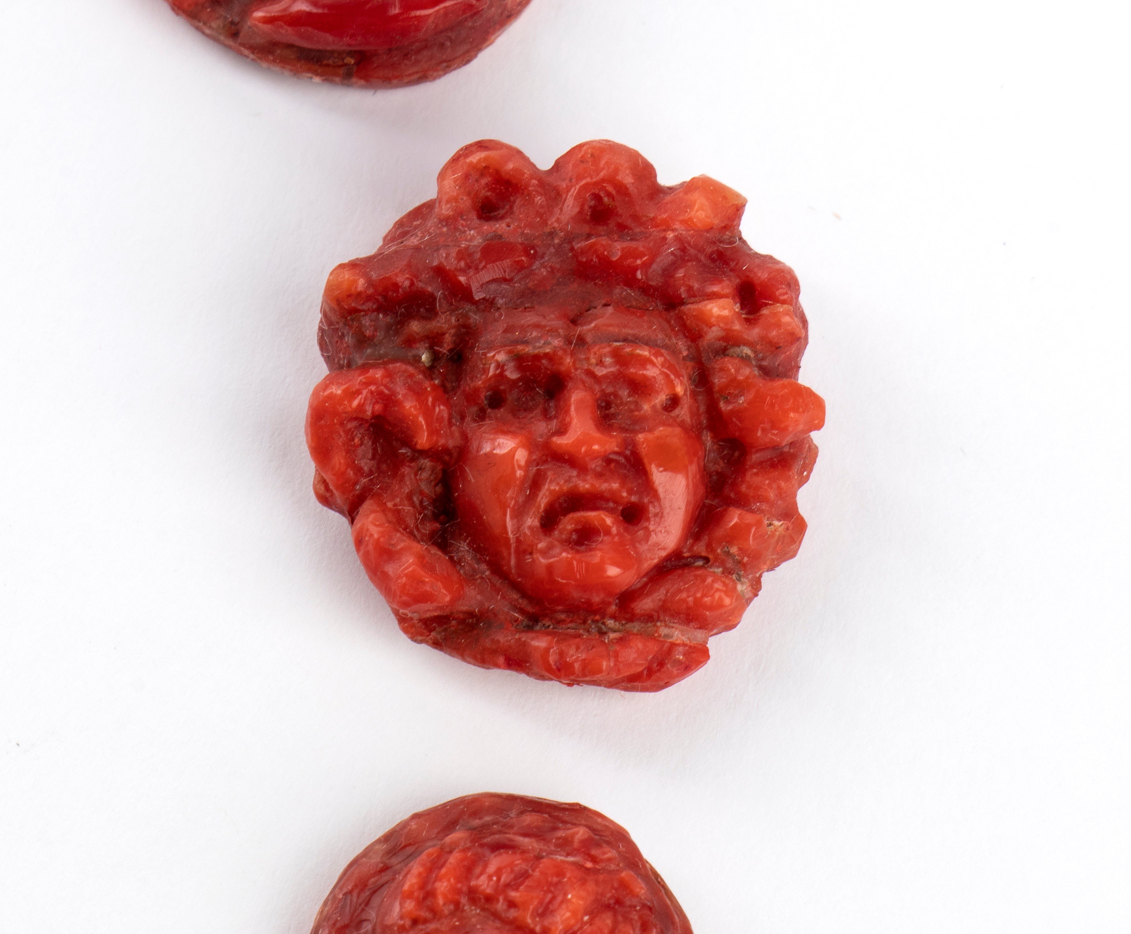 Lotto di 12 cammei in corallo