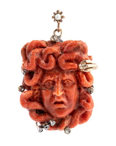 Pendente con corallo a testa di Medusa, montatura in oro basso titolo con piccoli diamanti
