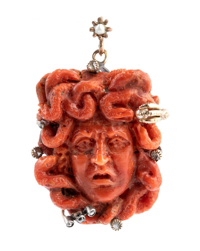 Pendente con corallo a testa di Medusa, montatura in oro basso titolo con piccoli diamanti