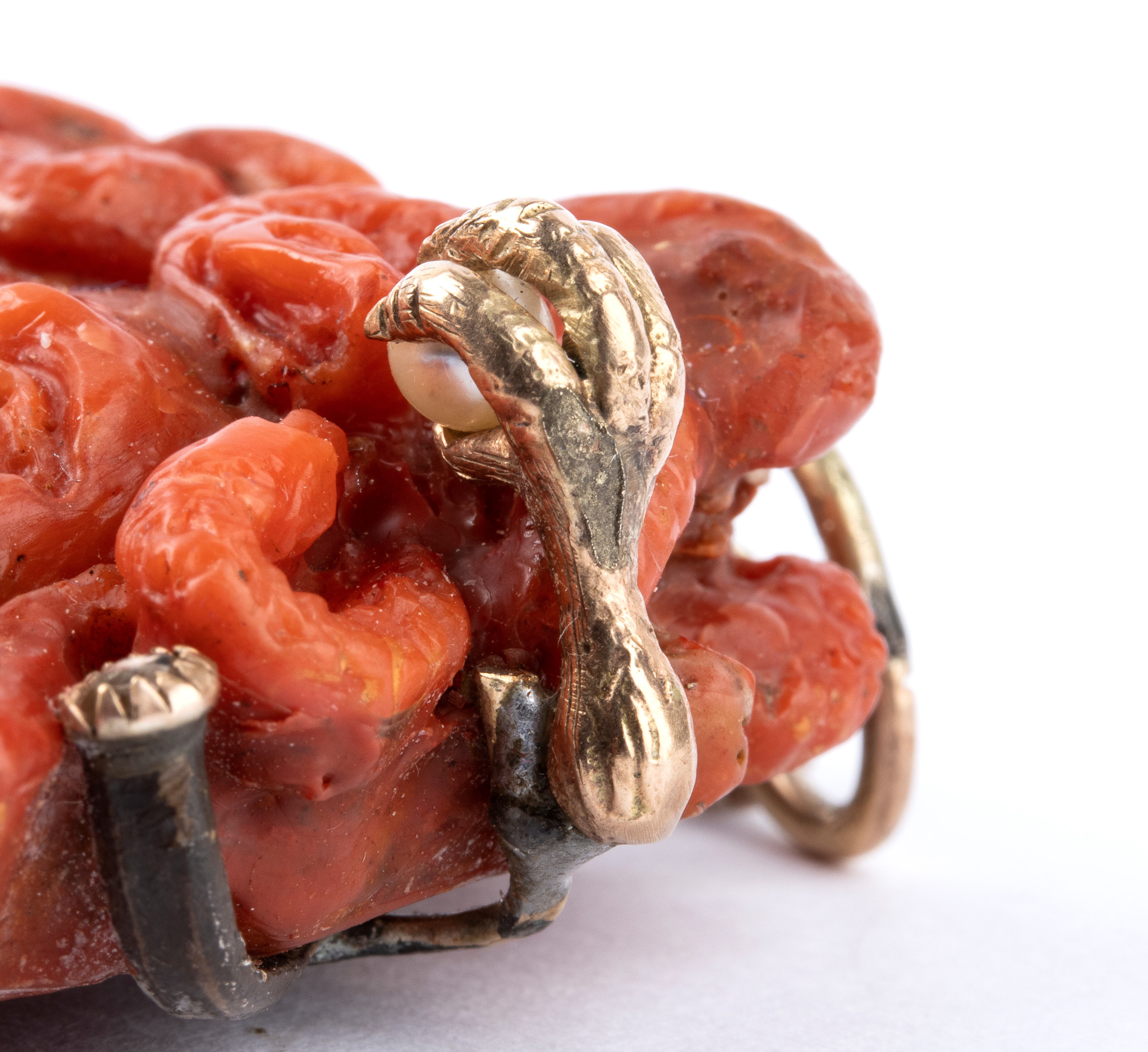 Pendente con corallo a testa di Medusa, montatura in oro basso titolo con piccoli diamanti
