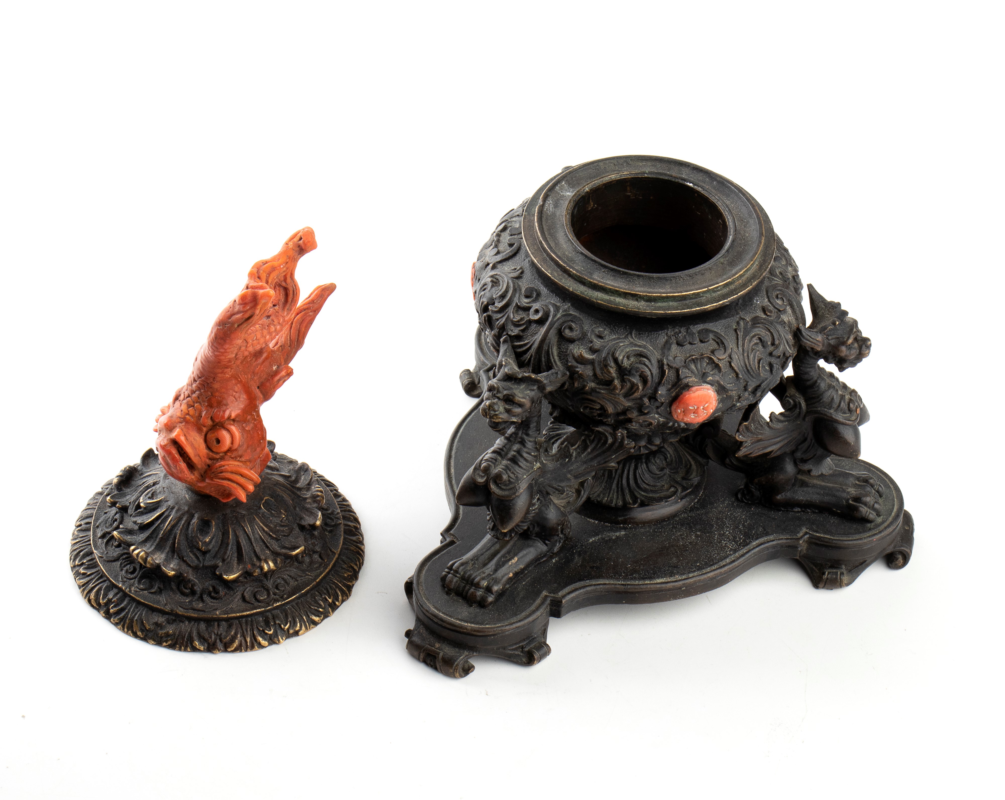 Calamaio in bronzo e corallo