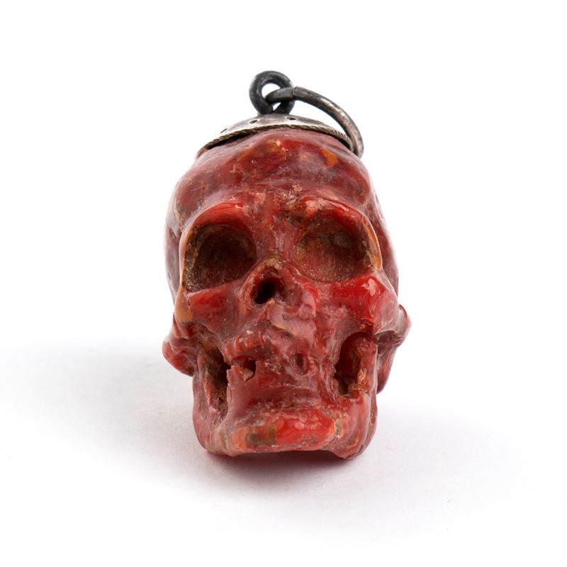 Italia meridionale, Teschio in corallo rosso (Corallium rubrum) con anello, XVIII secolo