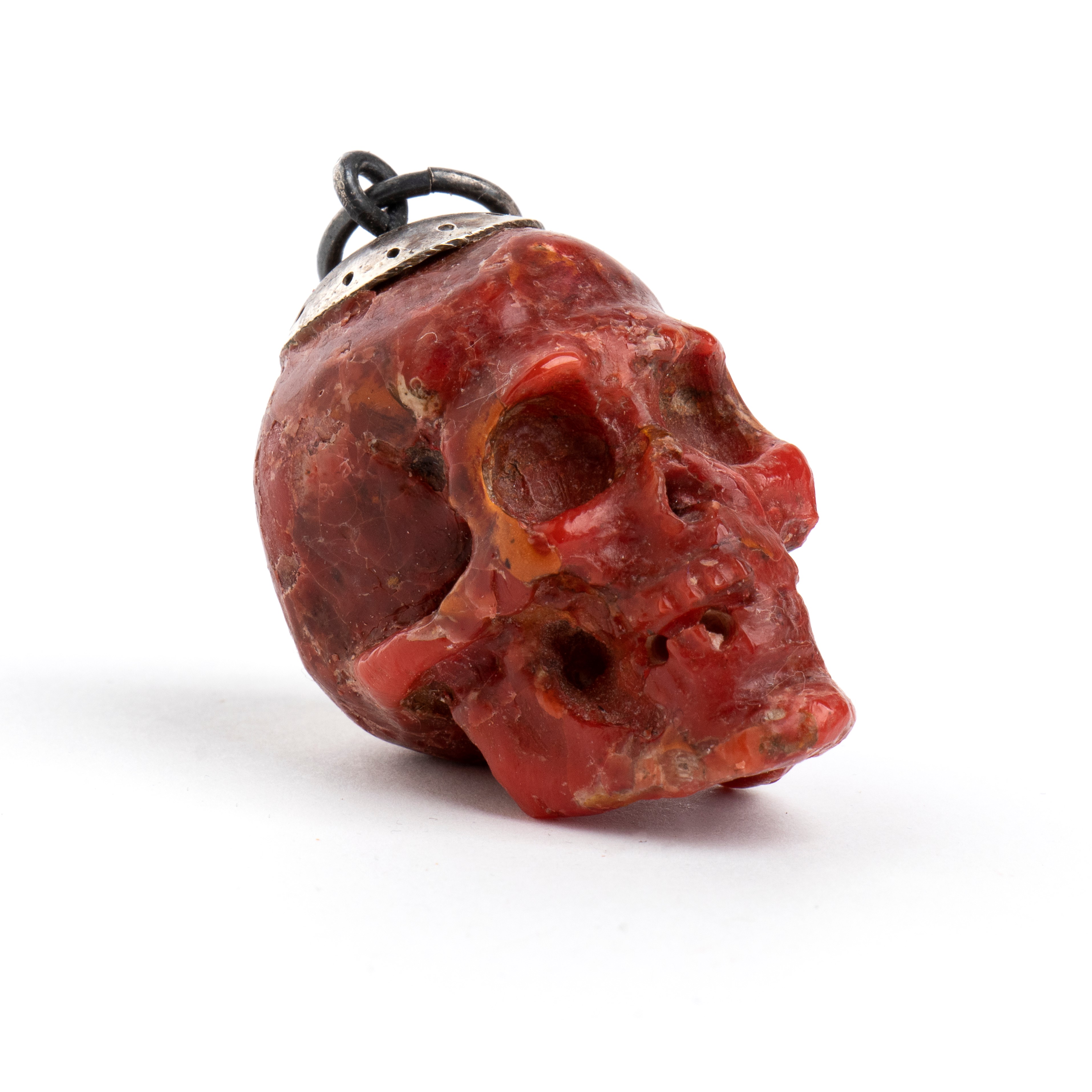 Italia meridionale, Teschio in corallo rosso (Corallium rubrum) con anello, XVIII secolo