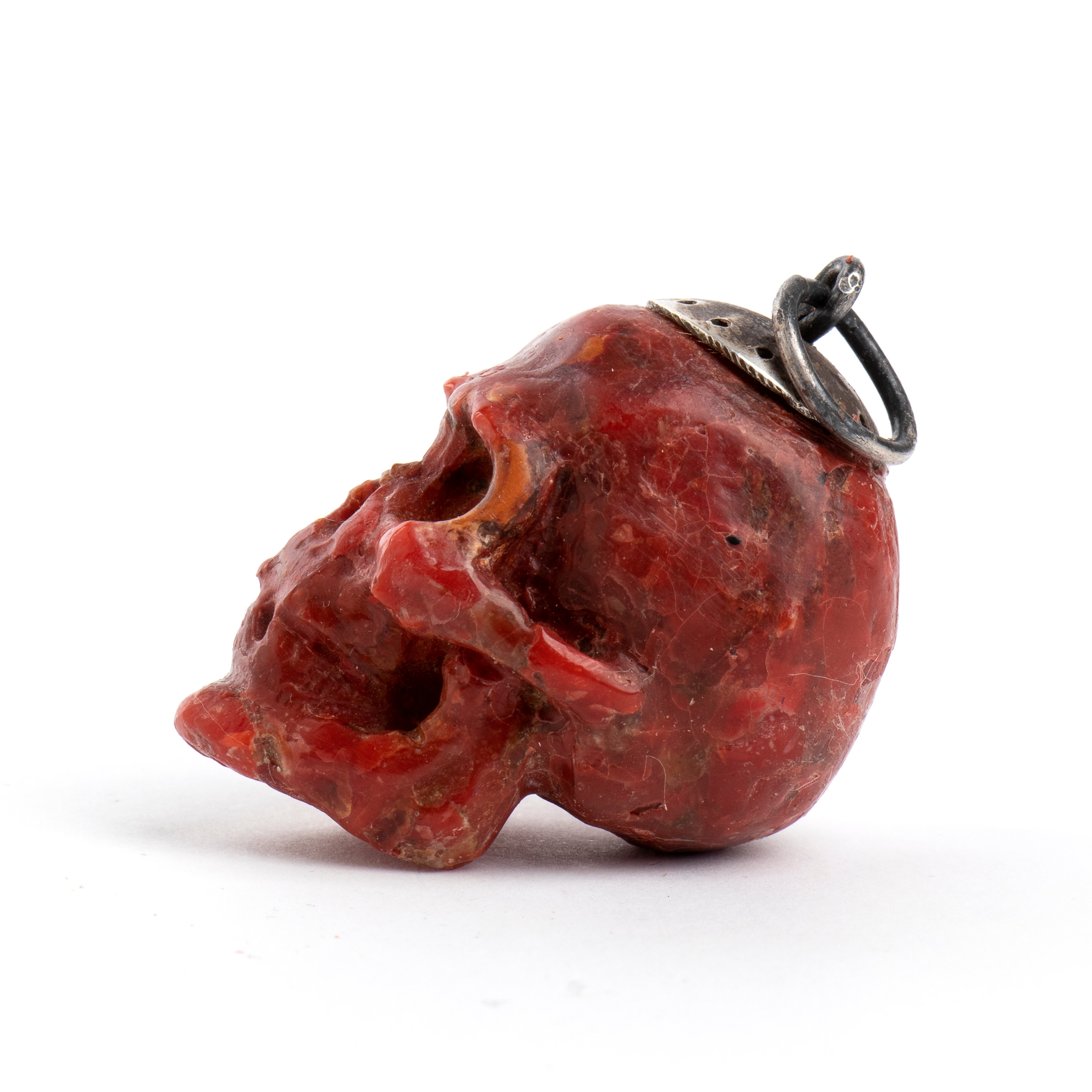 Italia meridionale, Teschio in corallo rosso (Corallium rubrum) con anello, XVIII secolo