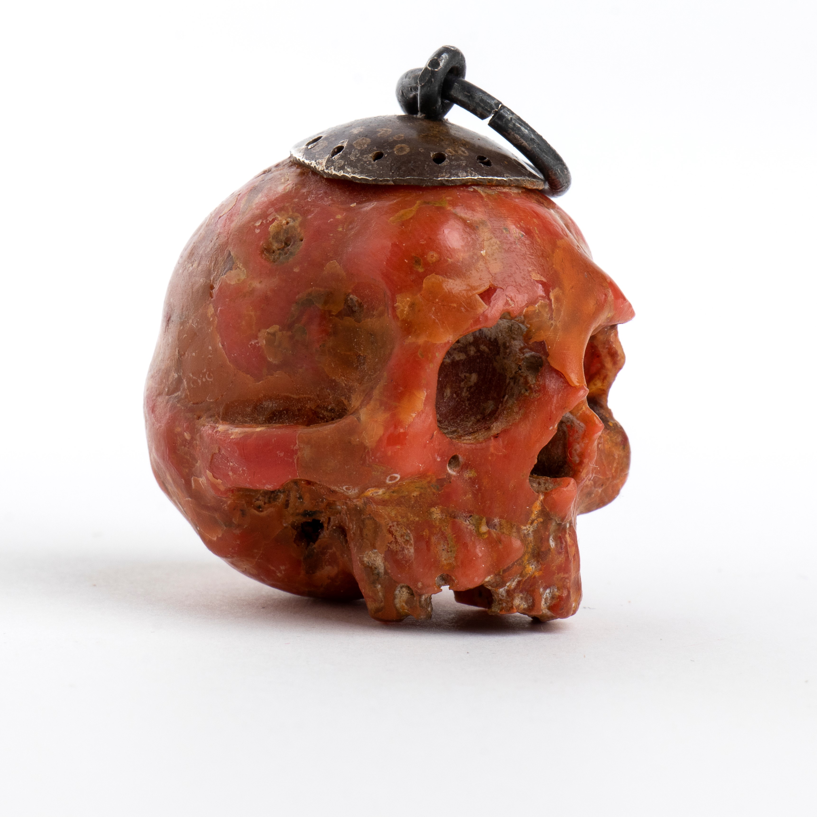 Italia meridionale (XVIII secolo), Teschio in corallo rosso (Corallum rubrum) a tutto tondo