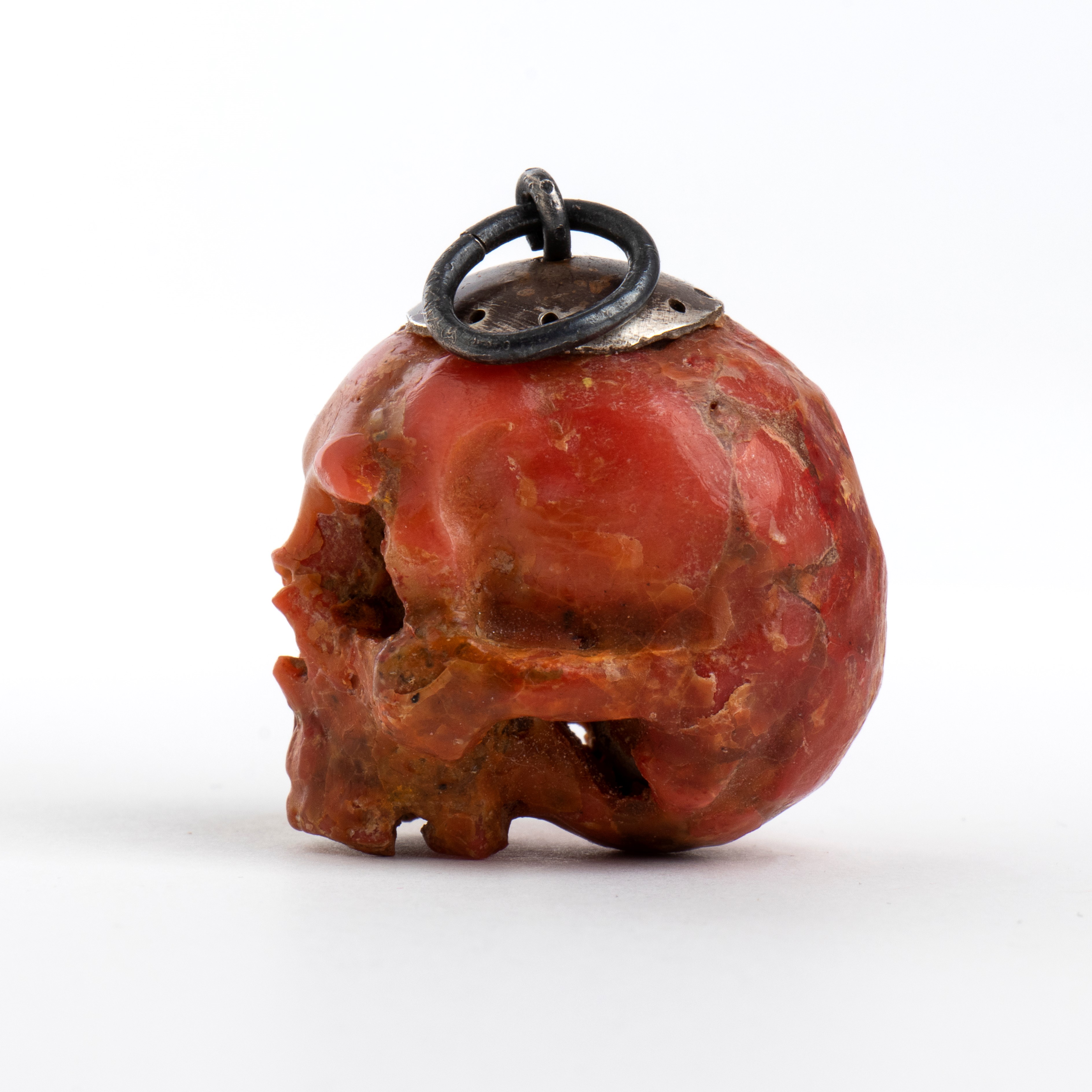 Italia meridionale (XVIII secolo), Teschio in corallo rosso (Corallum rubrum) a tutto tondo