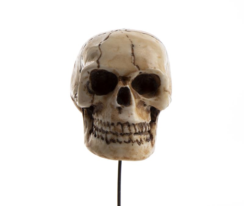 Teschio in avorio di mammut, opera simbolica “memento mori” (scultura a tutto tondo), Germania, X...