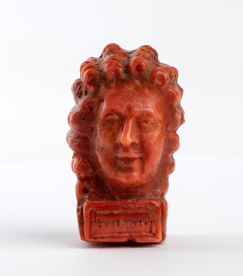 Scultura in corallo rosso raffigurante Luigi XIV, Italia meridionale, XIX secolo