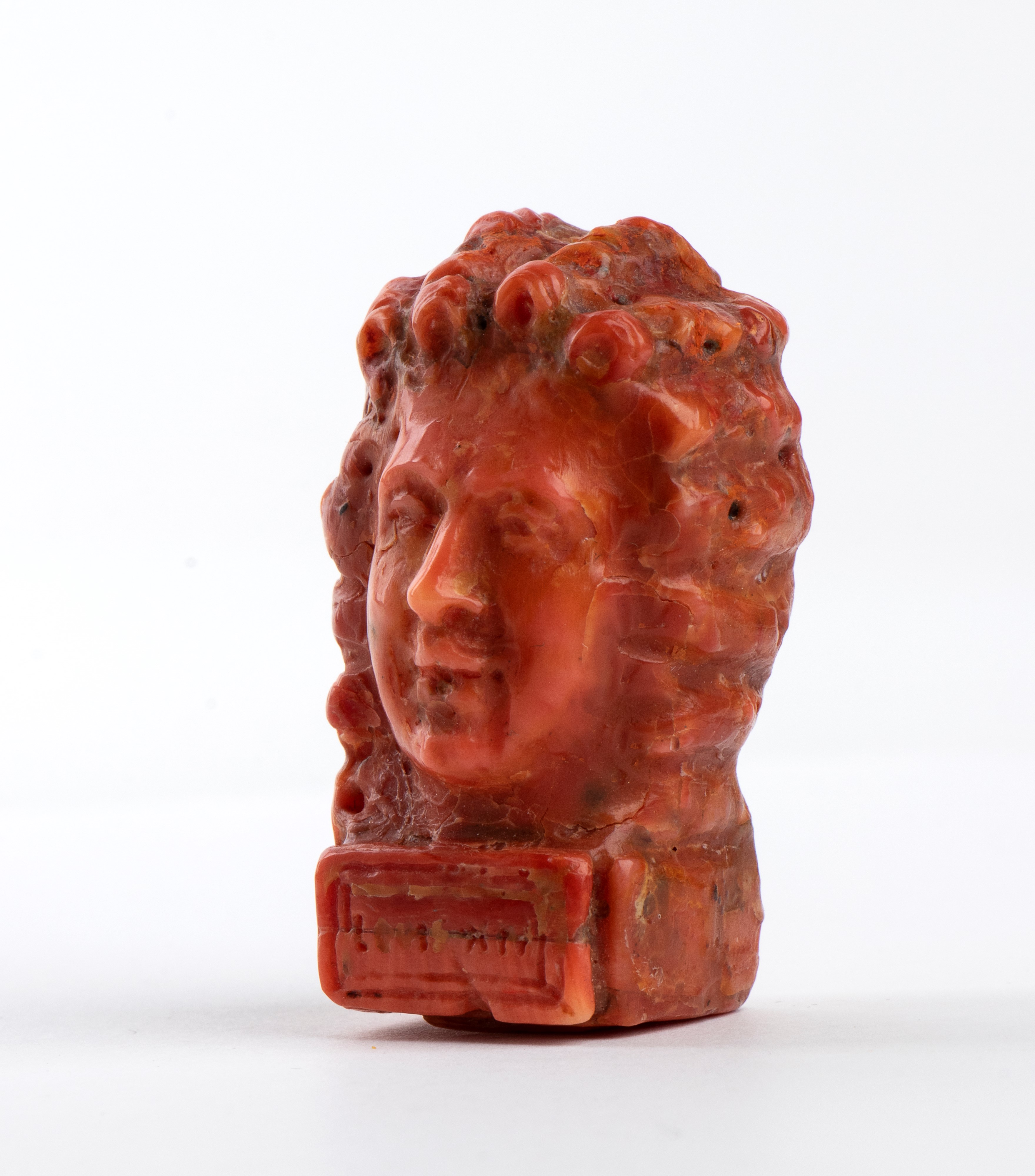 Scultura in corallo rosso raffigurante Luigi XIV, Italia meridionale, XIX secolo