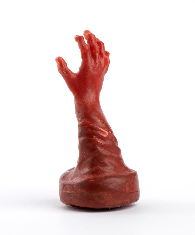 Scultura massonica, mano in corallo rosso (Corallum rubrum) con simbolo squadra e compasso, Itali...