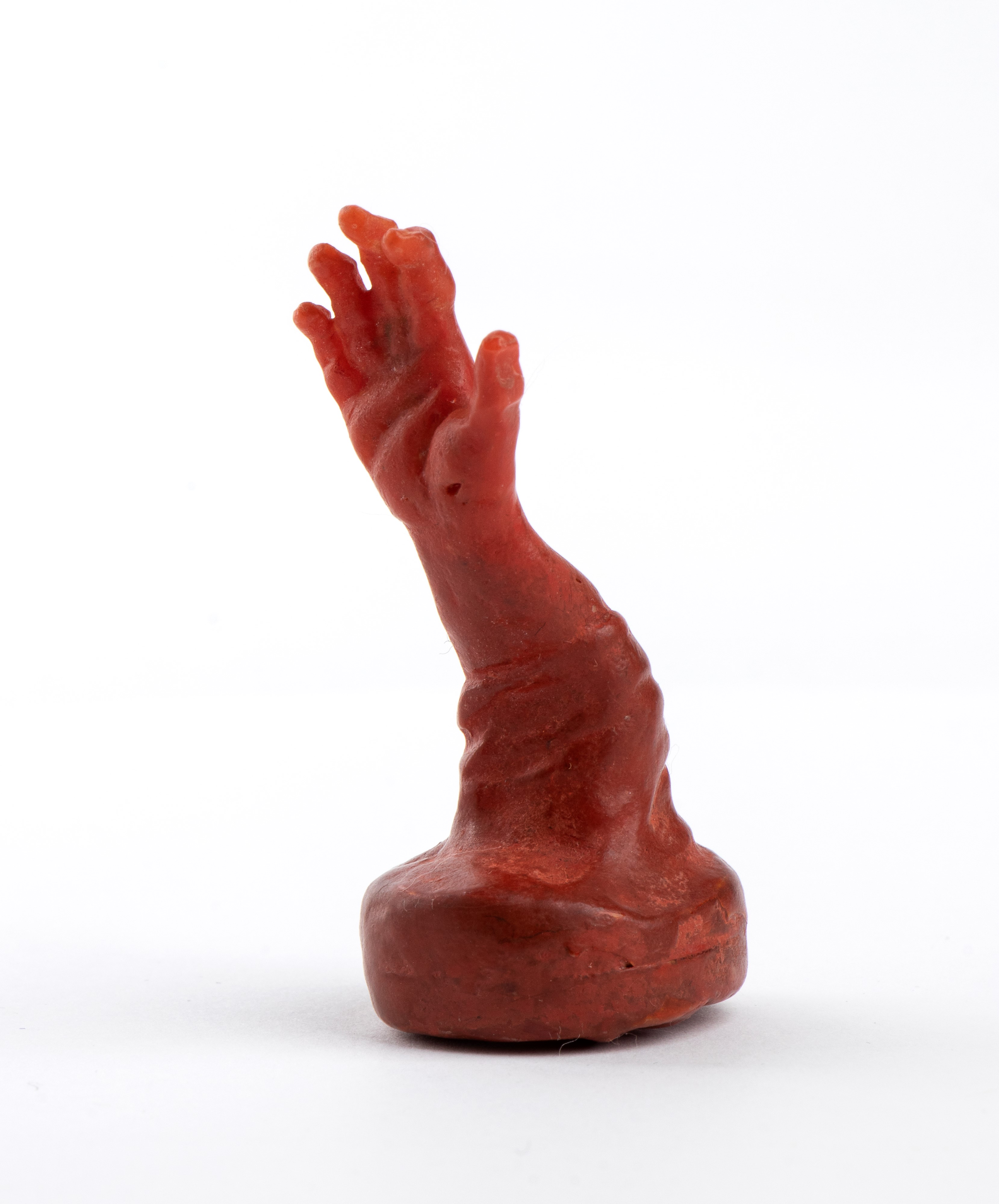 Scultura massonica, mano in corallo rosso (Corallum rubrum) con simbolo squadra e compasso, Itali...
