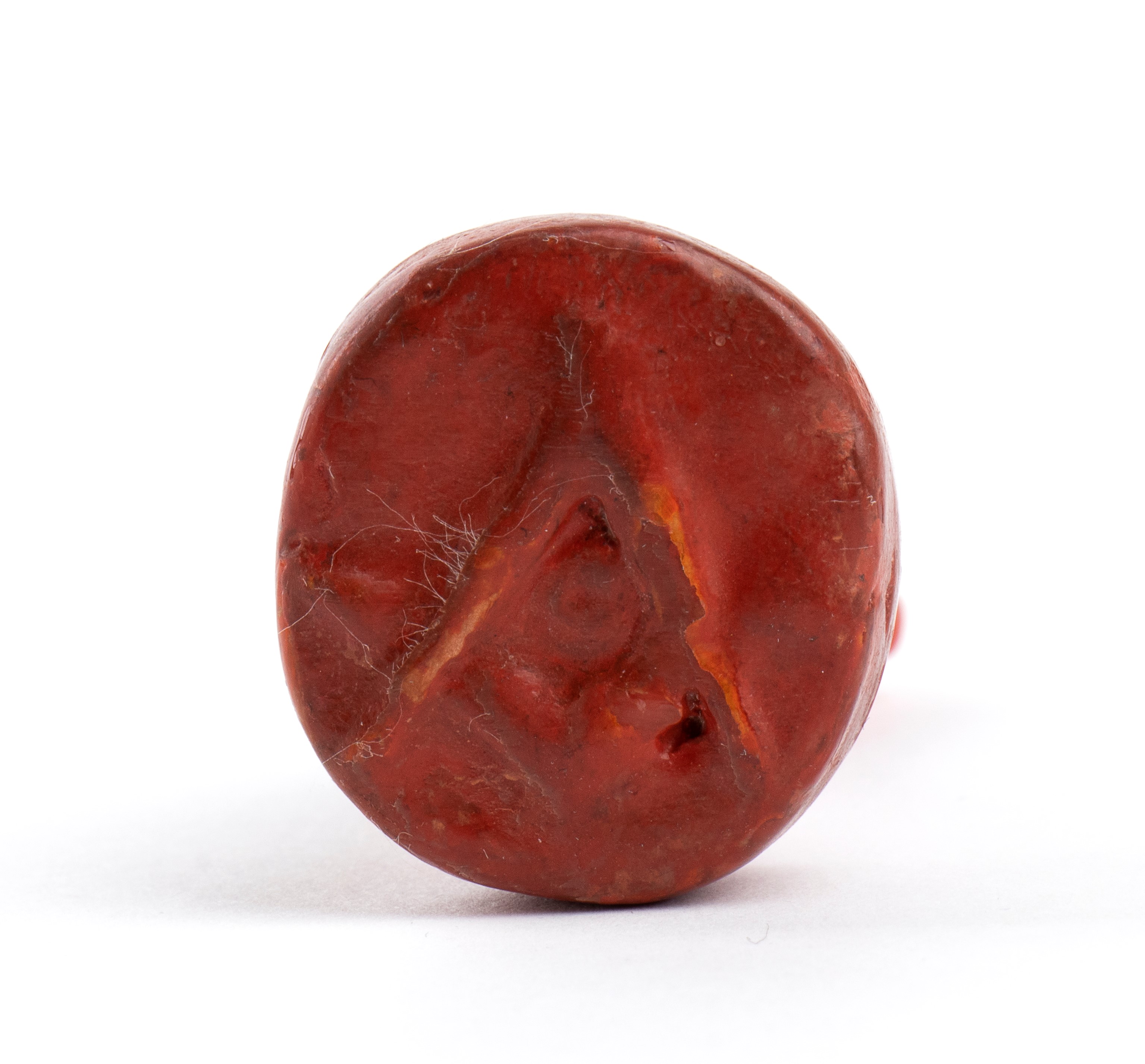 Scultura massonica, mano in corallo rosso (Corallum rubrum) con simbolo squadra e compasso, Itali...