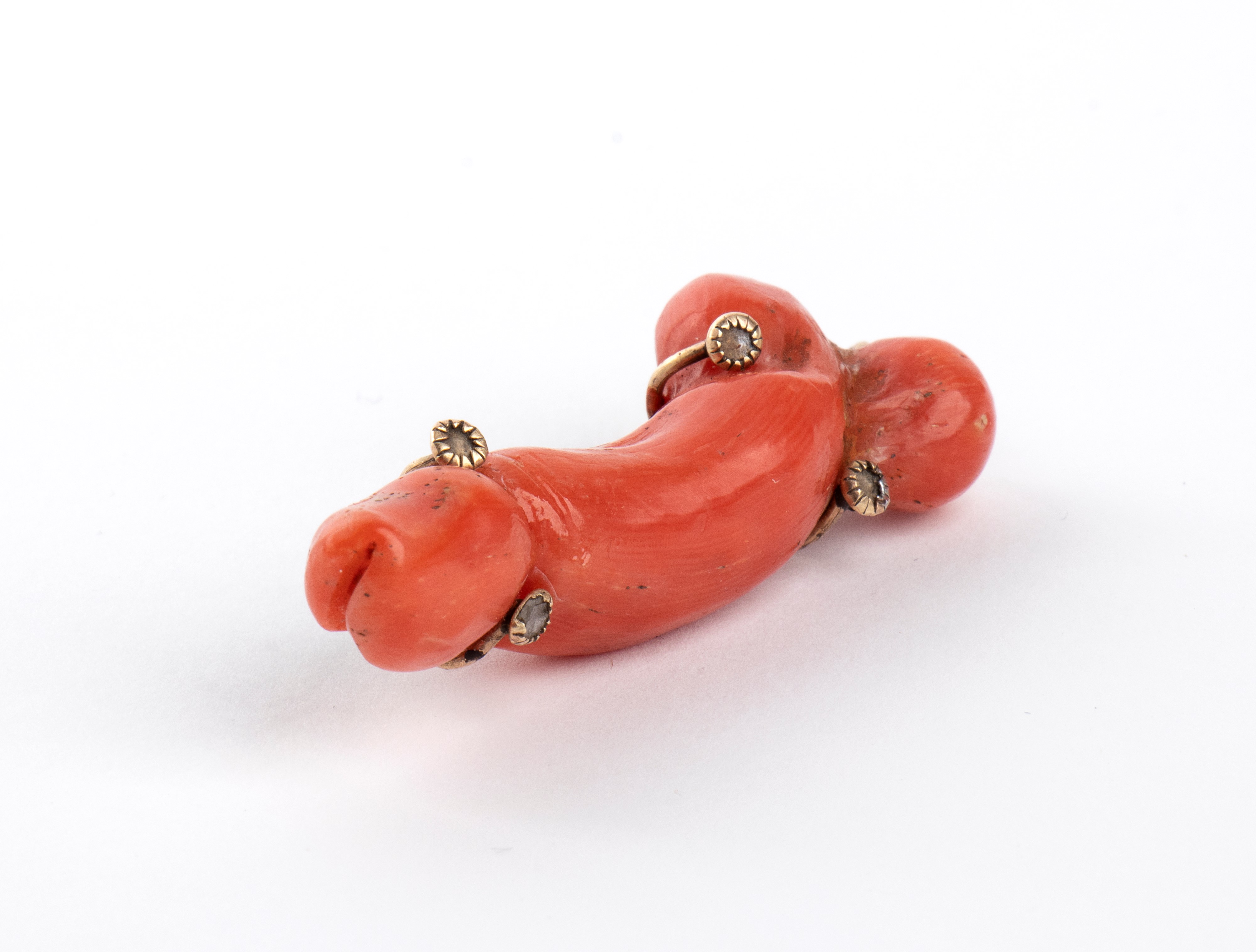 Scultura in corallo rosso del Mediterraneo, fallo, con montatura in metallo (Italia meridionale, ...