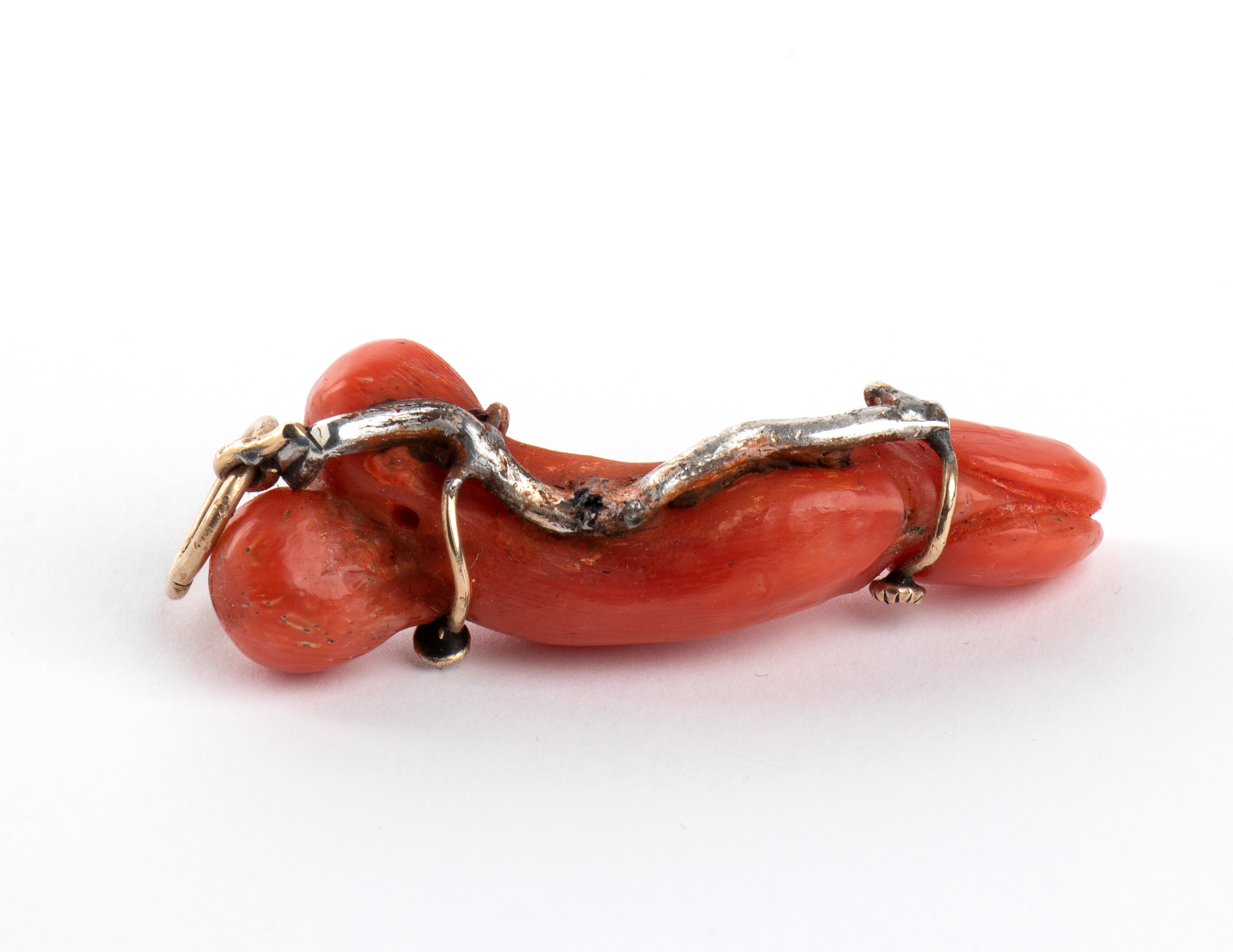 Scultura in corallo rosso del Mediterraneo, fallo, con montatura in metallo (Italia meridionale, ...