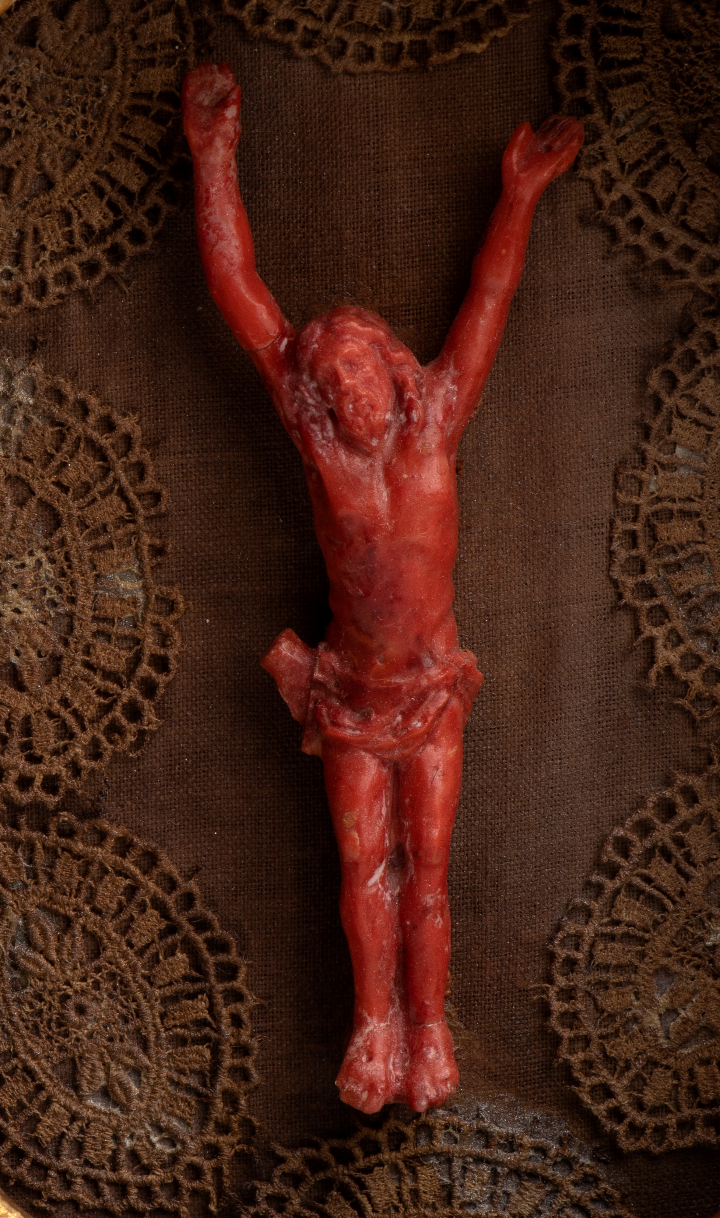 Crocifisso in corallo con teca