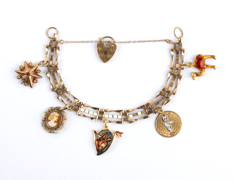 Bracciale in oro a basso titolo con sei ciondoli pendenti
