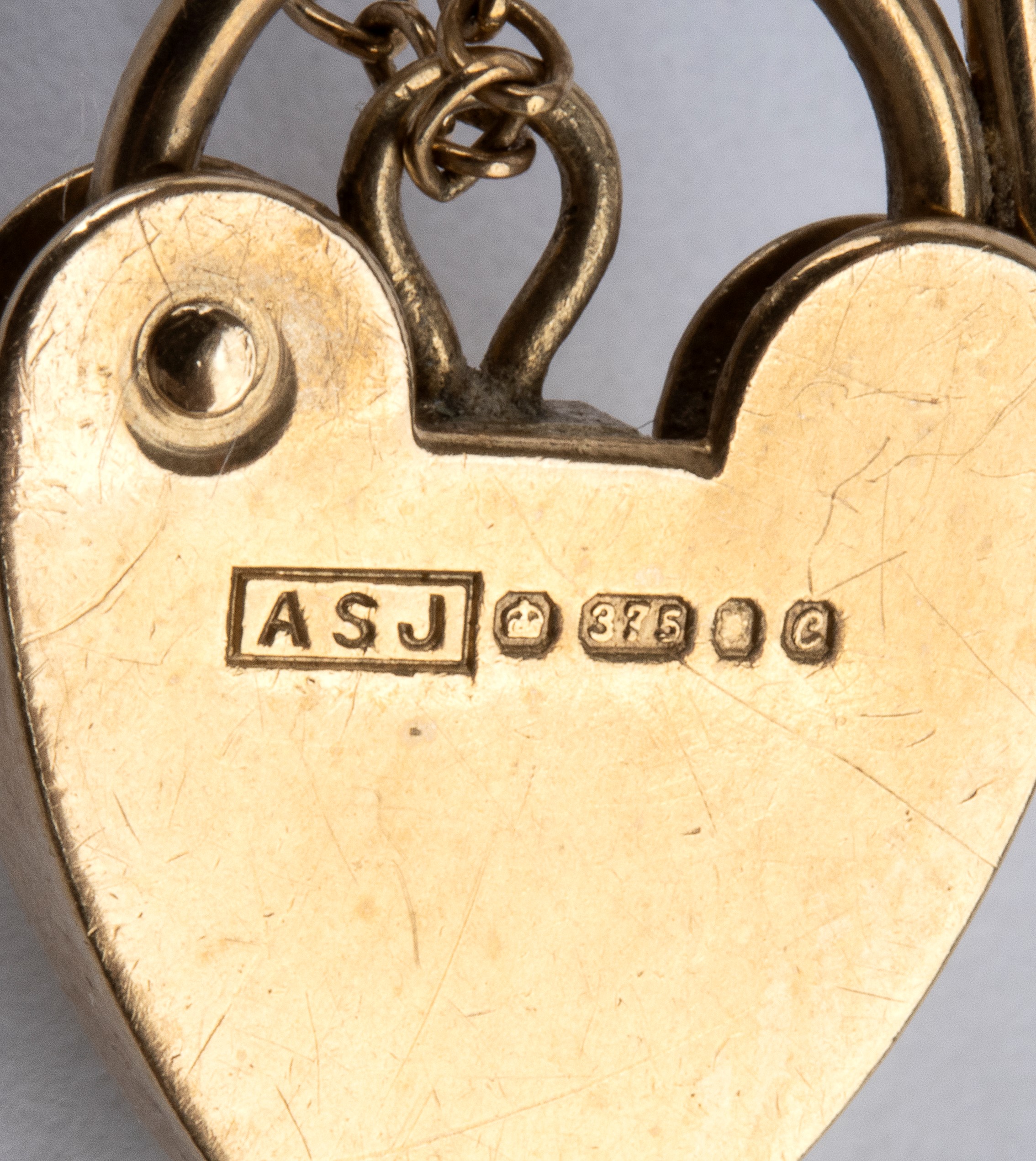 Bracciale in oro a basso titolo con sei ciondoli pendenti
