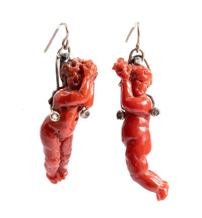 Orecchini, figure di putti danzanti in corallo Mediterraneo (Corallium rubrum), oro a basso titol...