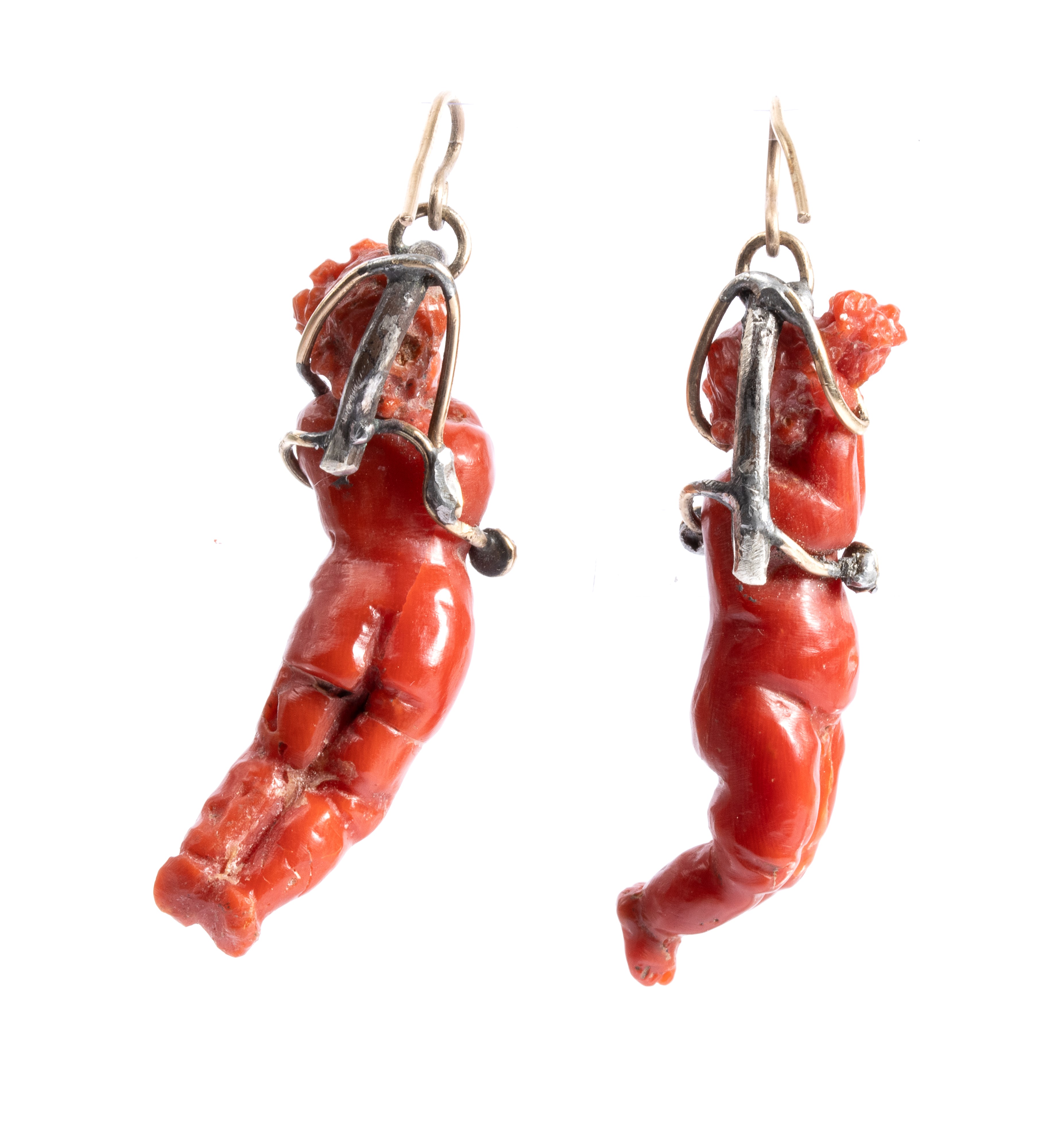 Orecchini, figure di putti danzanti in corallo Mediterraneo (Corallium rubrum), oro a basso titol...