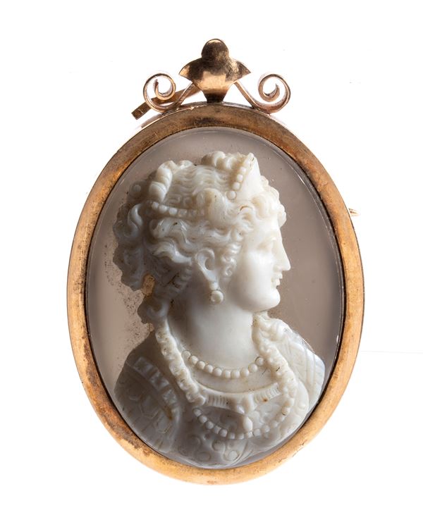 Gold cameo brooch