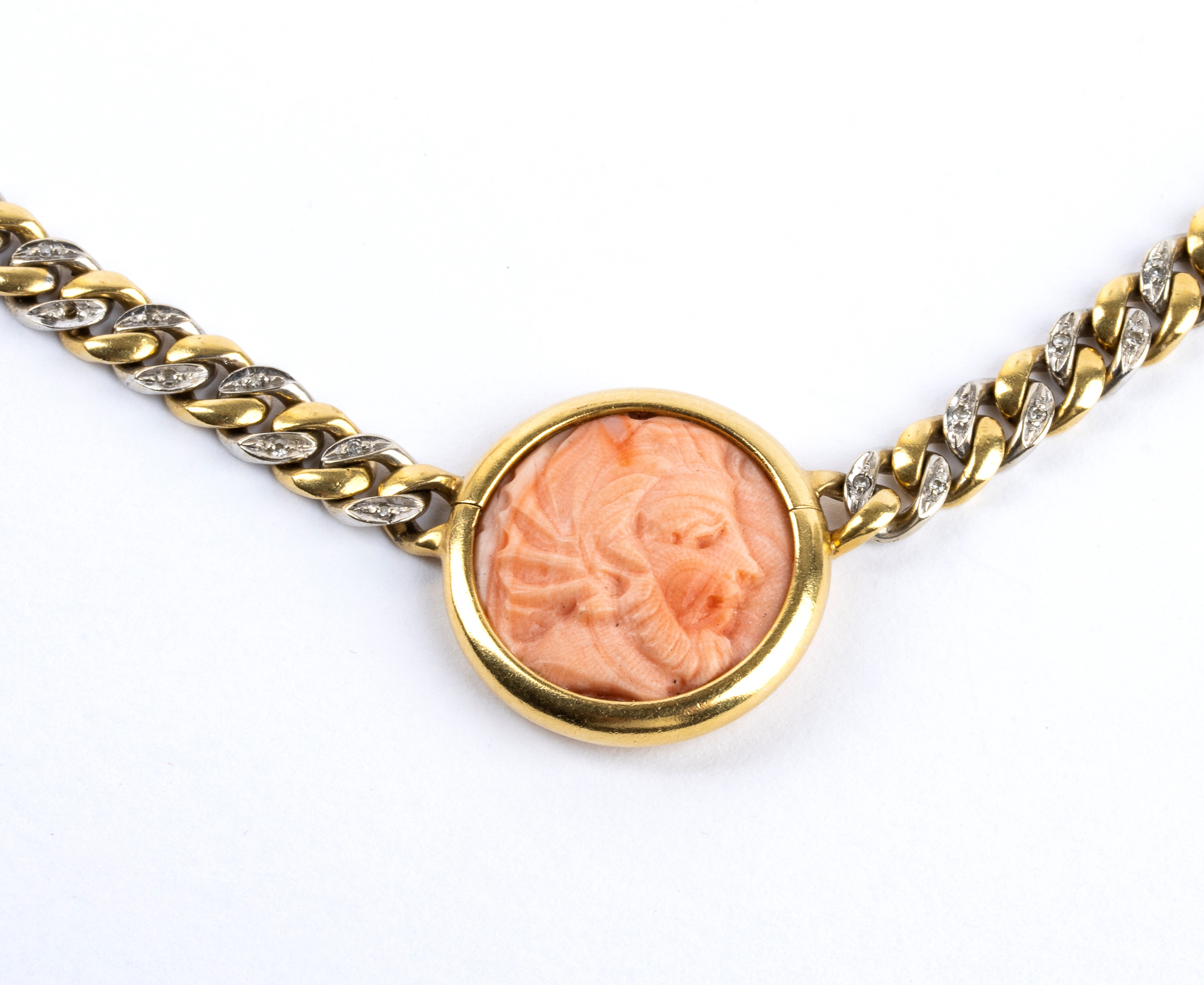 Girocollo in oro con corallo cerasuolo