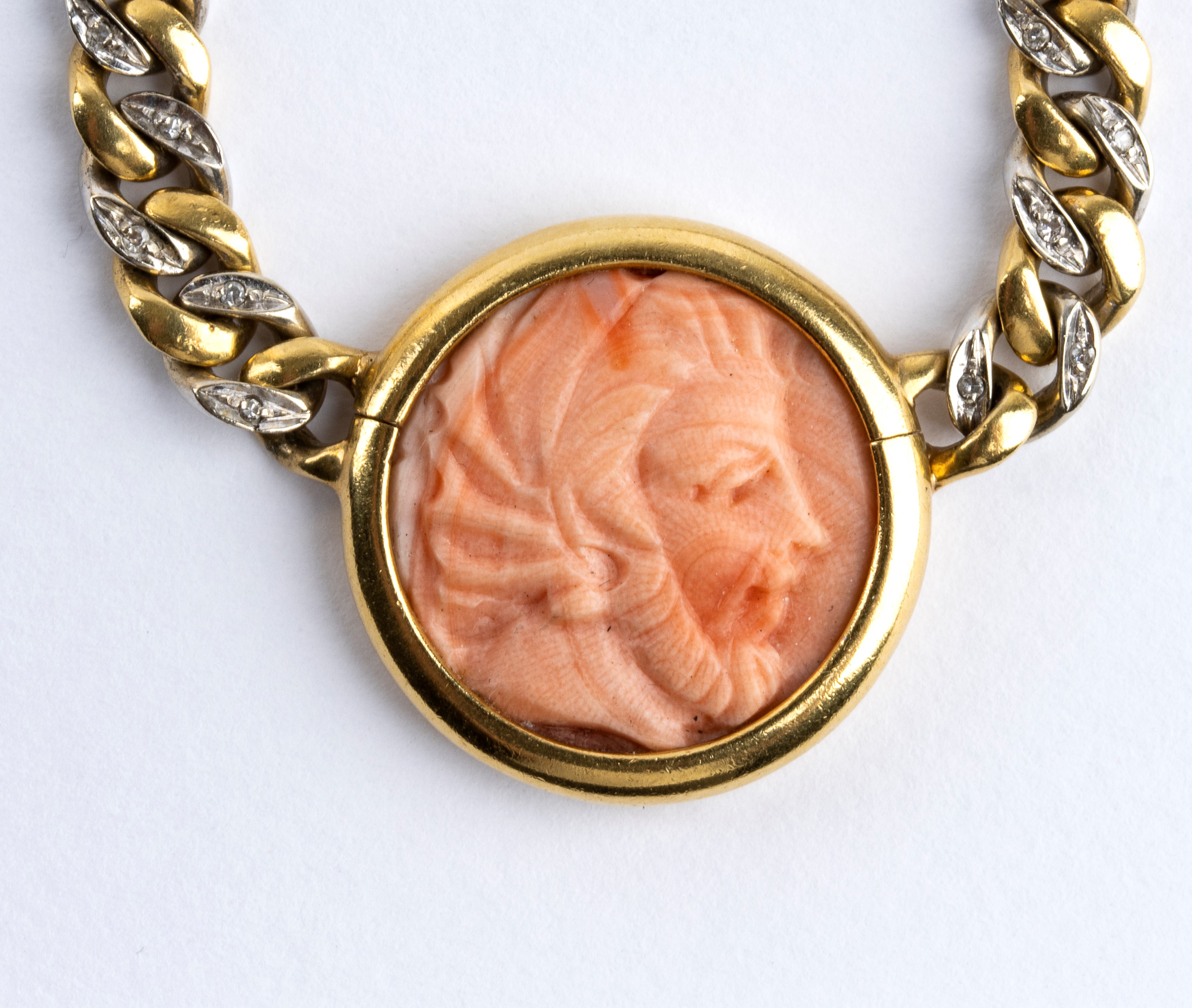 Girocollo in oro con corallo cerasuolo