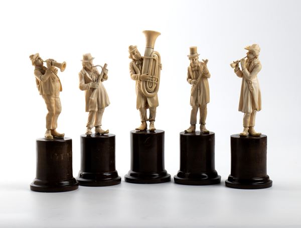 Gruppo di 5 sculture in avorio tedesche raffiguranti una banda di musicisti