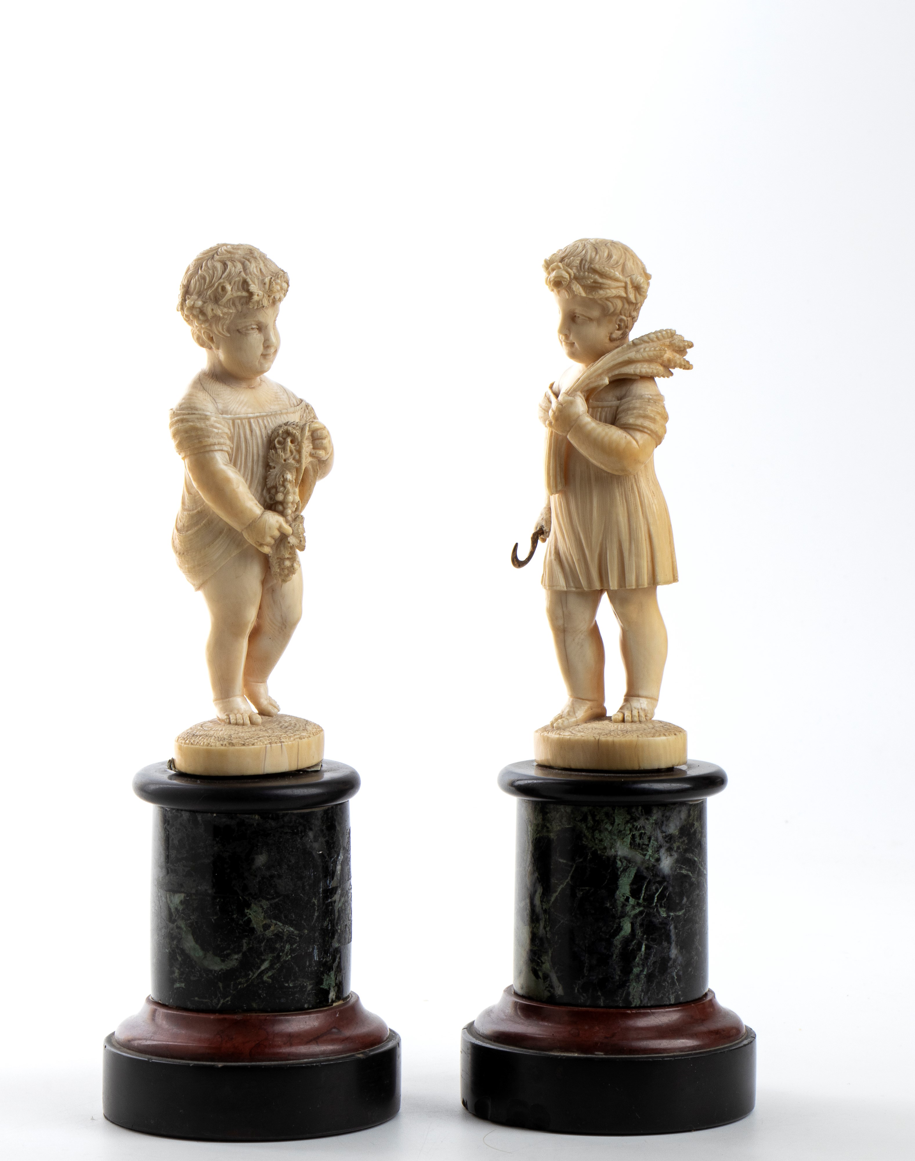 Coppia di sculture in avorio raffiguranti l'estate e l'autunno