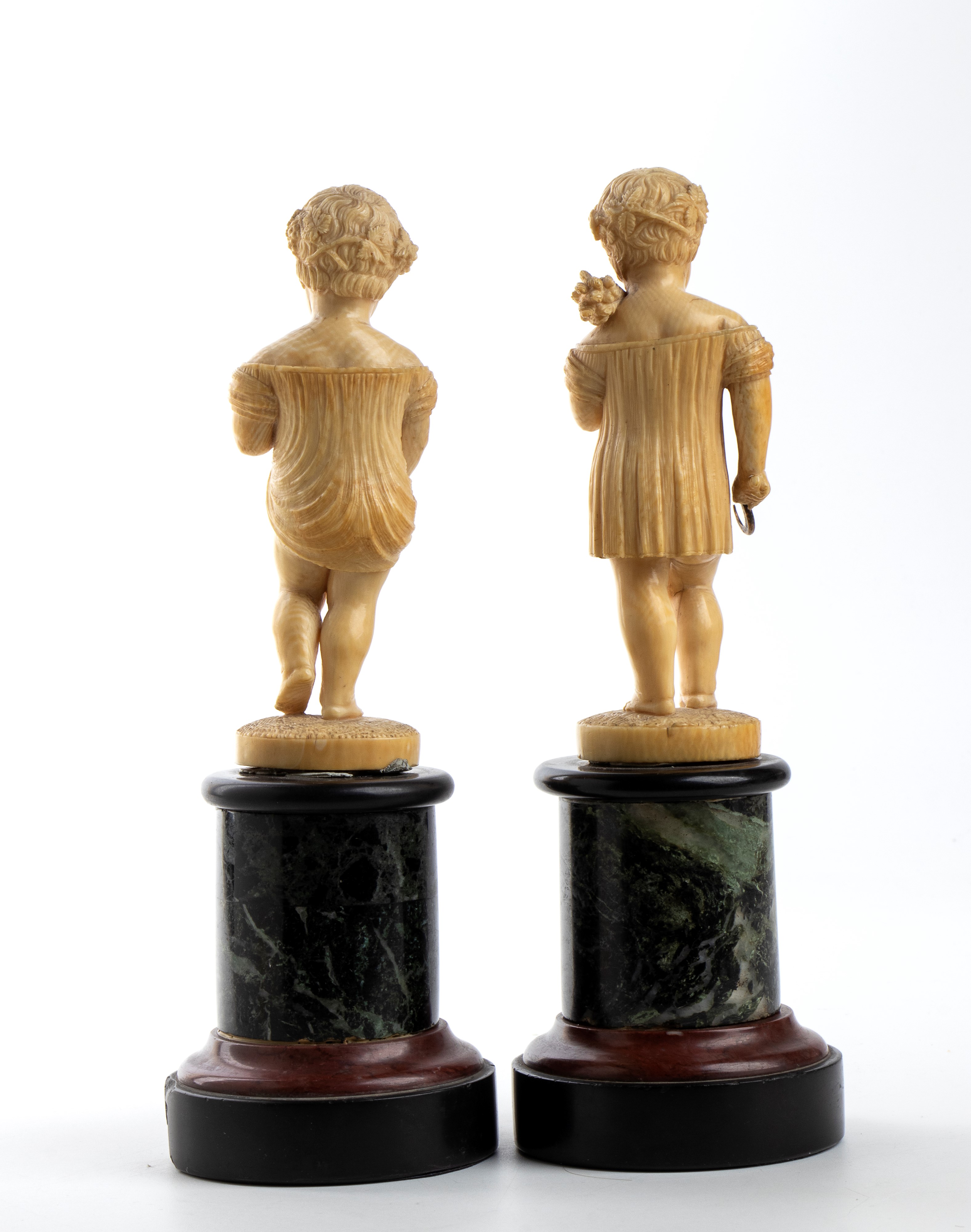 Coppia di sculture in avorio raffiguranti l'estate e l'autunno