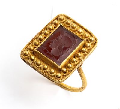 Anello in stile archeologico, oro ad alto titolo e corniola incisa raffigurante profilo di guerri...