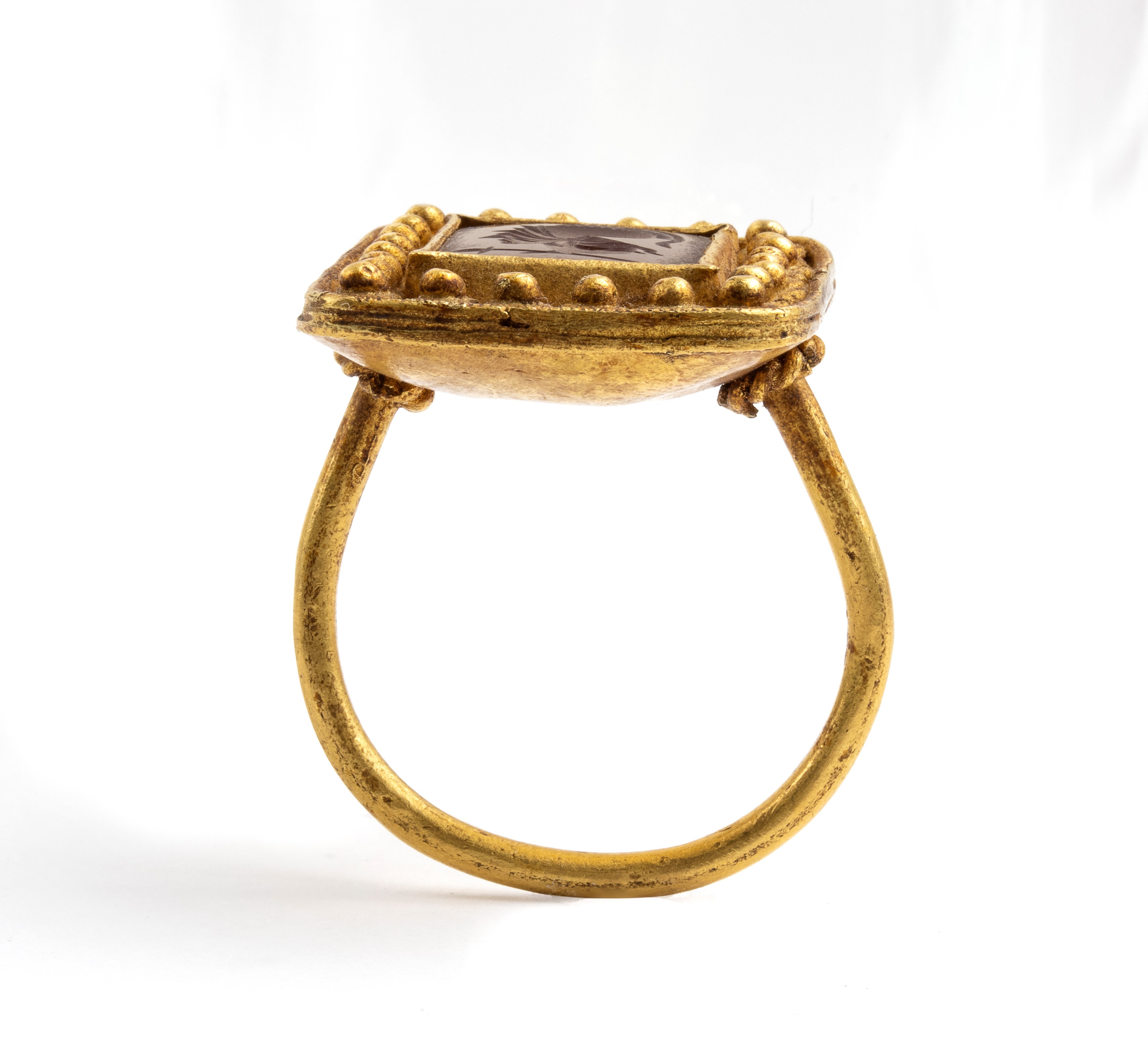 Anello in stile archeologico, oro ad alto titolo e corniola incisa raffigurante profilo di guerri...