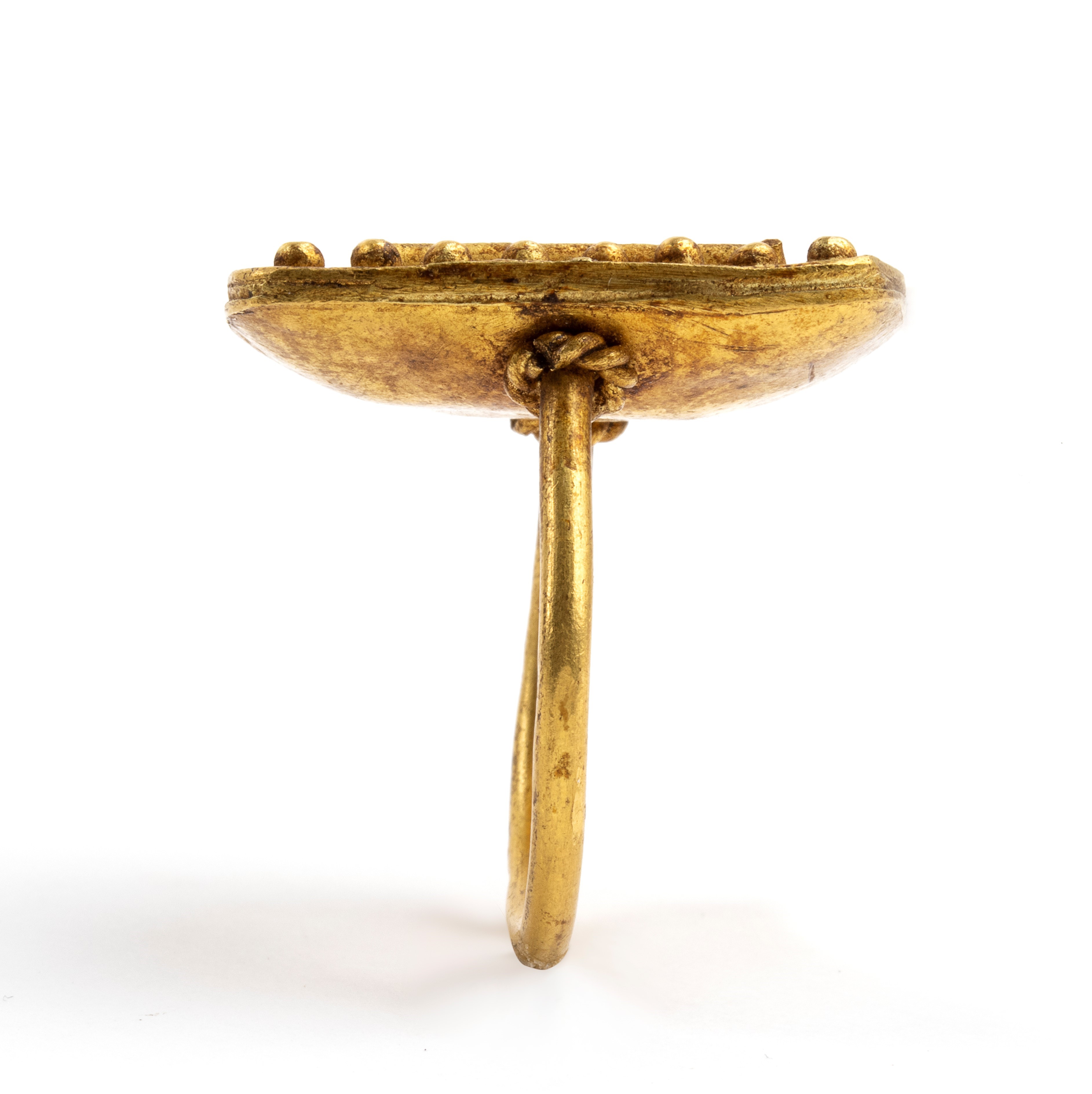 Anello in stile archeologico, oro ad alto titolo e corniola incisa raffigurante profilo di guerri...